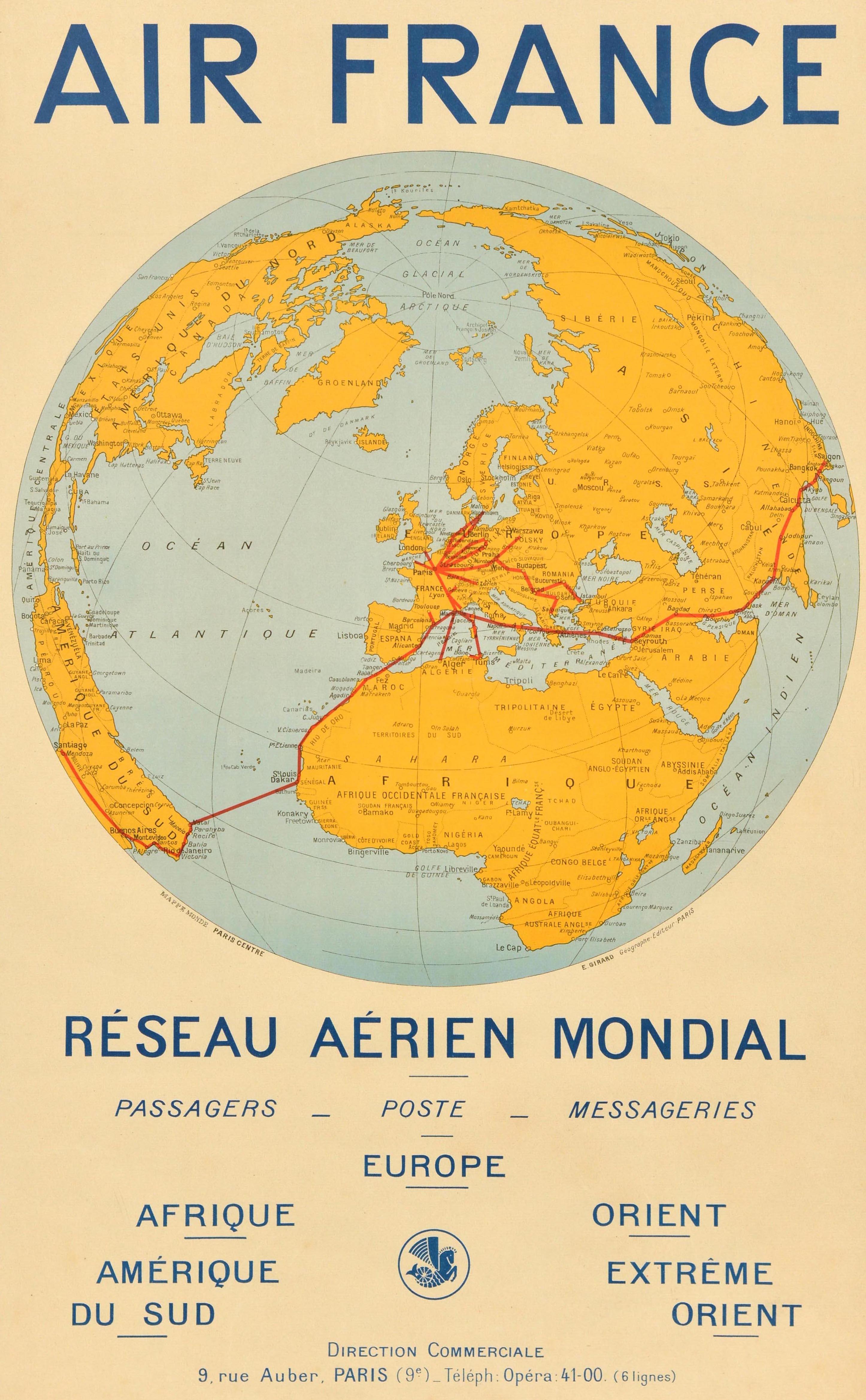 Poster pubblicitario d'epoca di Air France Reseau Aerien Mondial Passagers Poste Messageries Europe Afrique Amerique du Sud Oriente Extreme Orient / Rete aerea globale per passeggeri, servizi postali e merci con un'immagine del mappamondo con Parigi