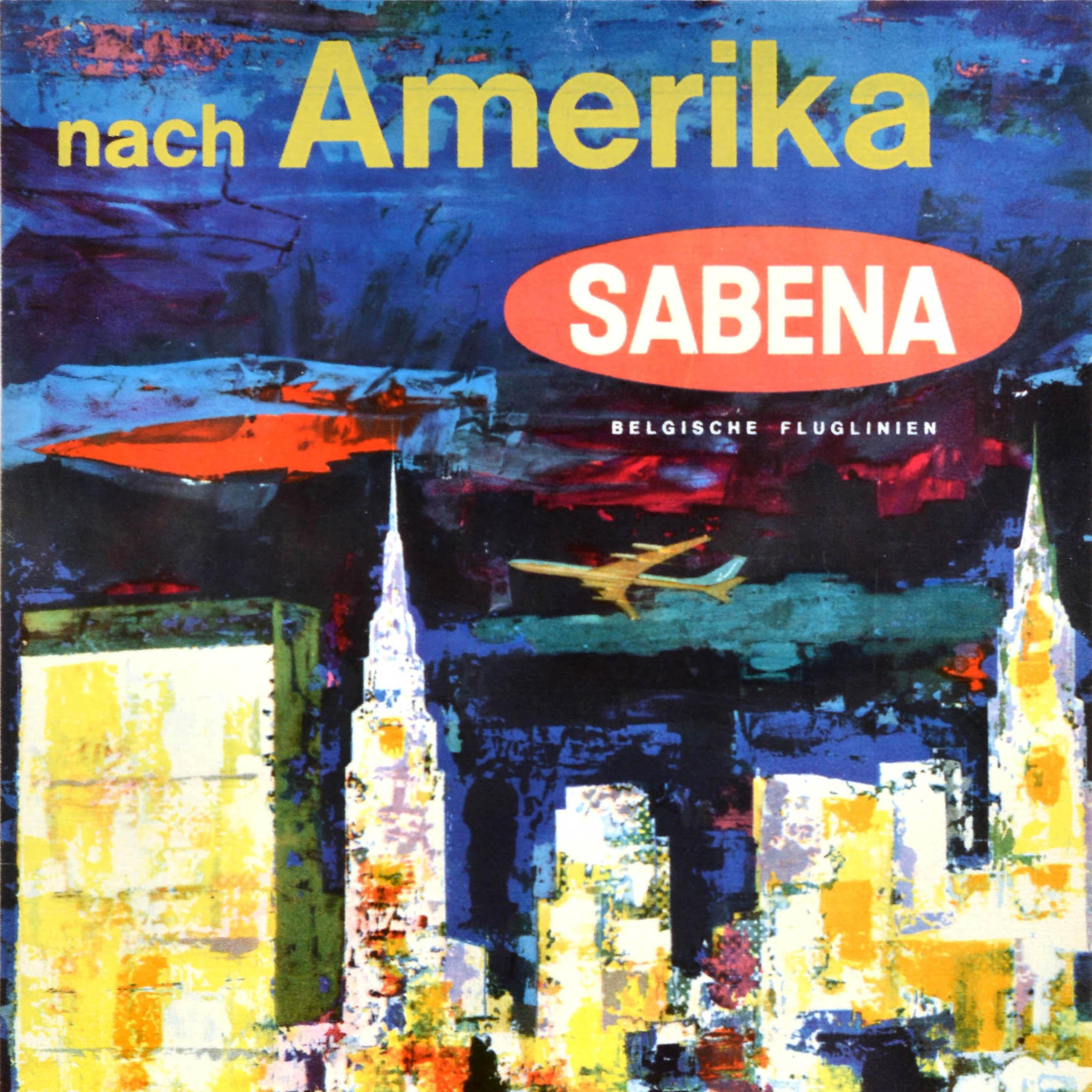Original-Reisewerbeplakat - nach Amerika Sabena Belgische Fluglinien / America by Sabena Belgian Airlines mit einem farbenfrohen, stilisierten Bild eines Flugzeugs, das an den Wolkenkratzern einer Stadtsilhouette vorbeifliegt, die sich im Wasser