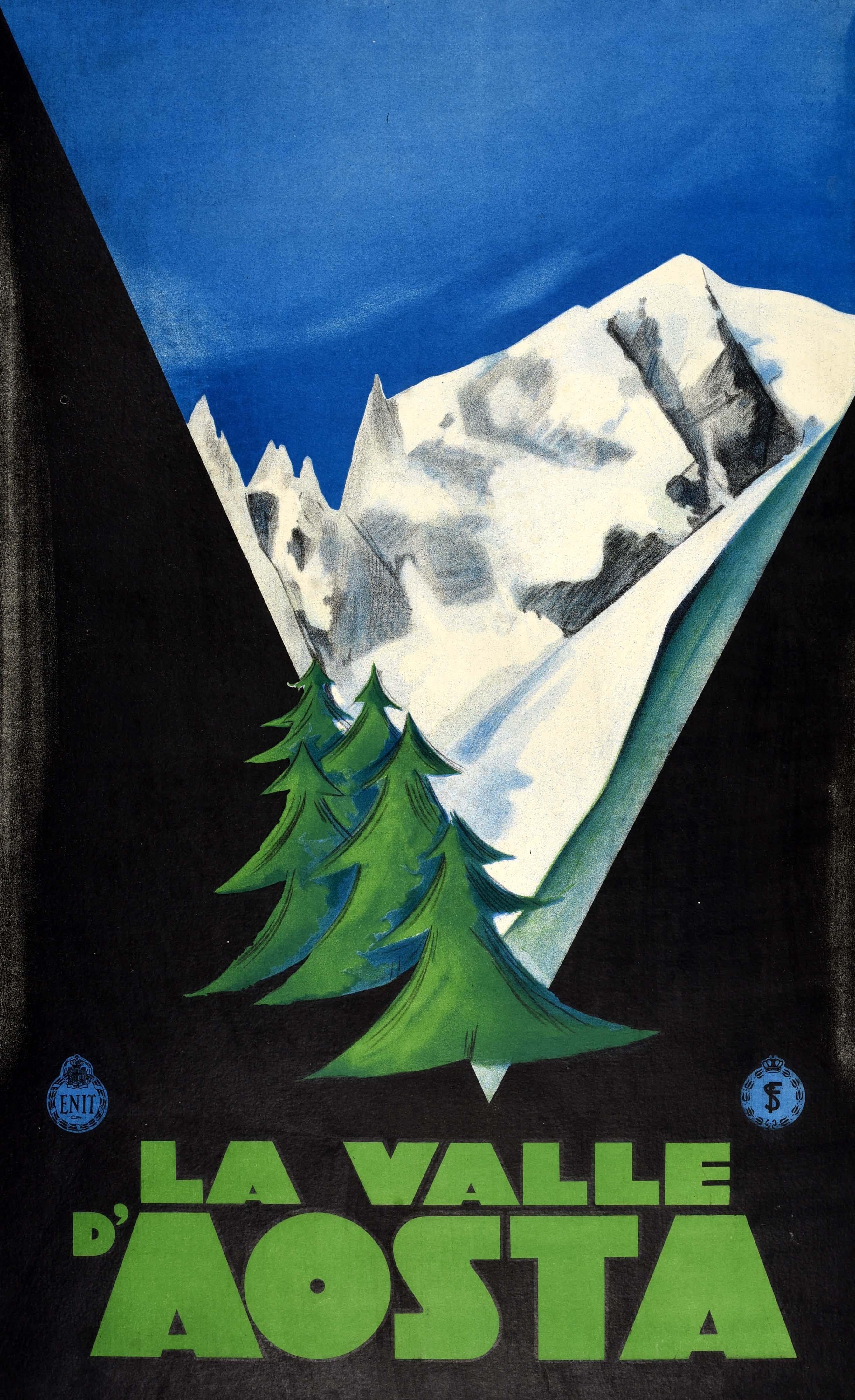 Poster pubblicitario d'epoca originale per La Valle d'Aosta / La Valle d'Aosta, con un'immagine scenografica di Giuseppe Magagnoli (in arte Maga; 1878-1933) della valle con pini in primo piano e cime montuose coperte di neve sullo sfondo, sotto un