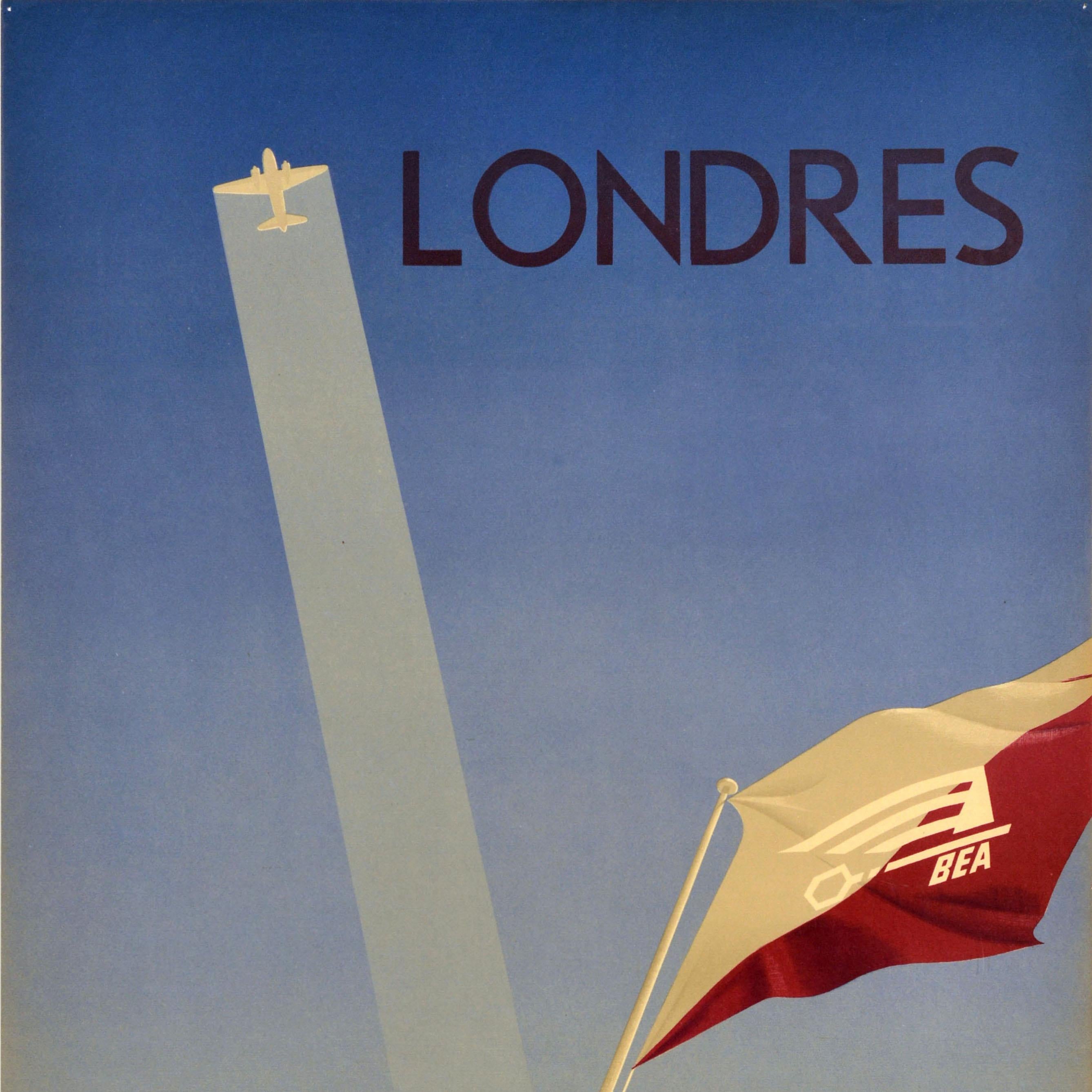 Poster pubblicitario di viaggio originale d'epoca - Londres Bruxelles / London Brussels BEA British European Airways - con uno splendido design modernista che raffigura un aereo che vola nel cielo blu lasciando una scia di luce dietro di sé, il