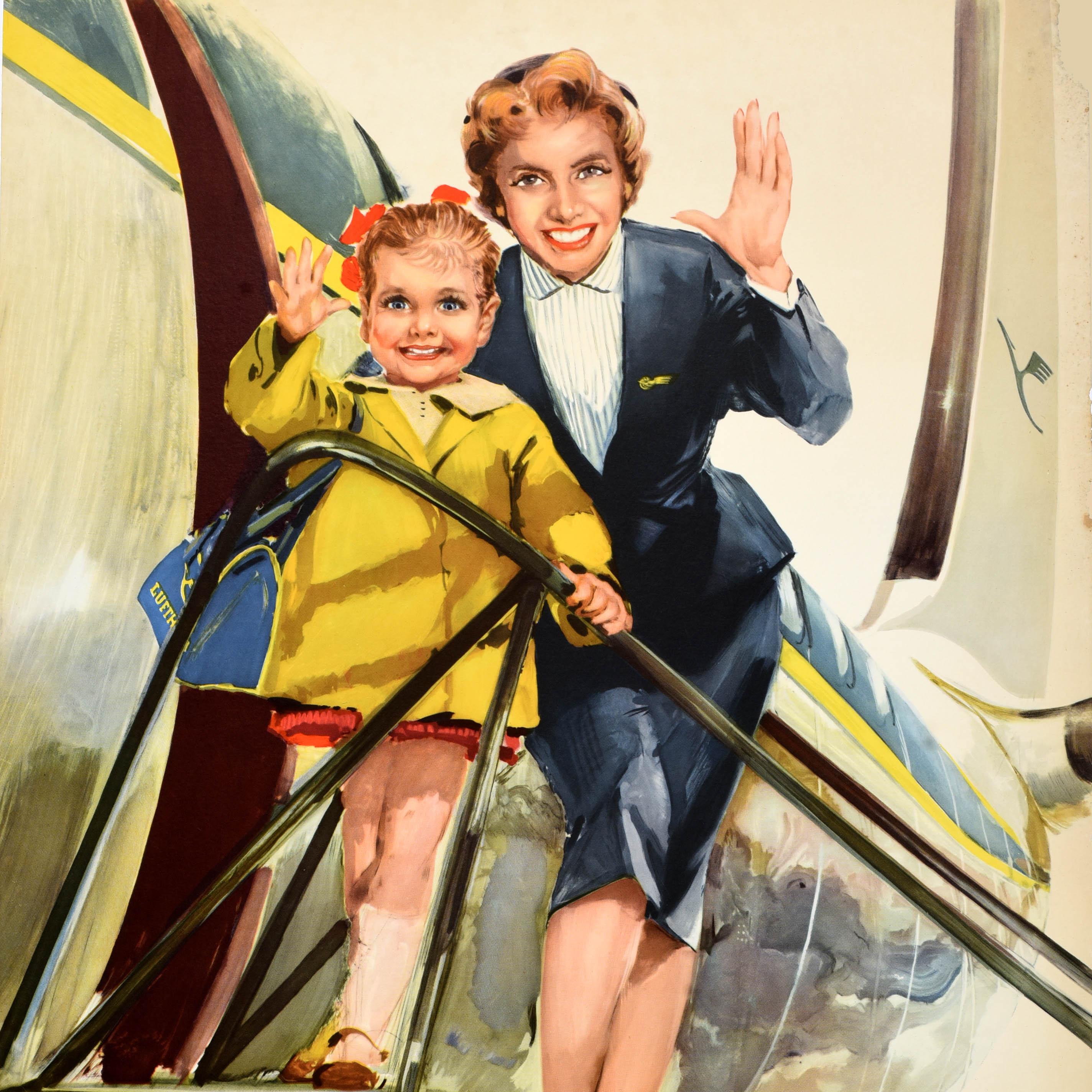 Original-Reise-Werbeplakat der Deutschen Lufthansa mit einer lächelnden Stewardess in schicker Uniform, die dem Betrachter von den Stufen eines Flugzeugs aus zuwinkt, und einem jungen Mädchen in gelbem Mantel und mit roten Schleifen im Haar, das