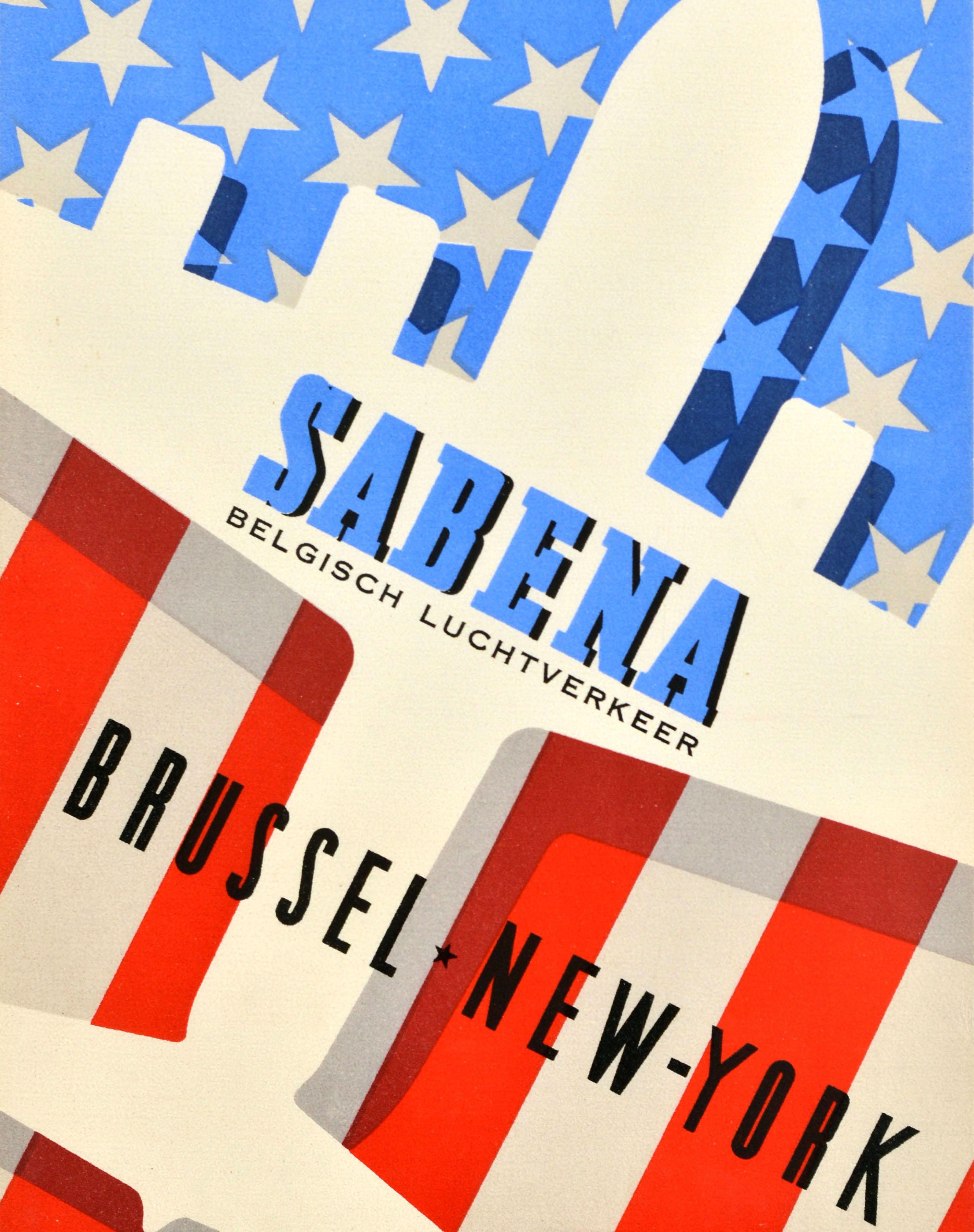 Poster pubblicitario d'epoca originale - Sabena Belgisch Lychtverkeer / Sabena Belgian Airlines Brussels New York - con un'immagine stilizzata e colorata di un aereo bianco che sorvola la bandiera a stelle e strisce rossa, bianca e blu degli Stati