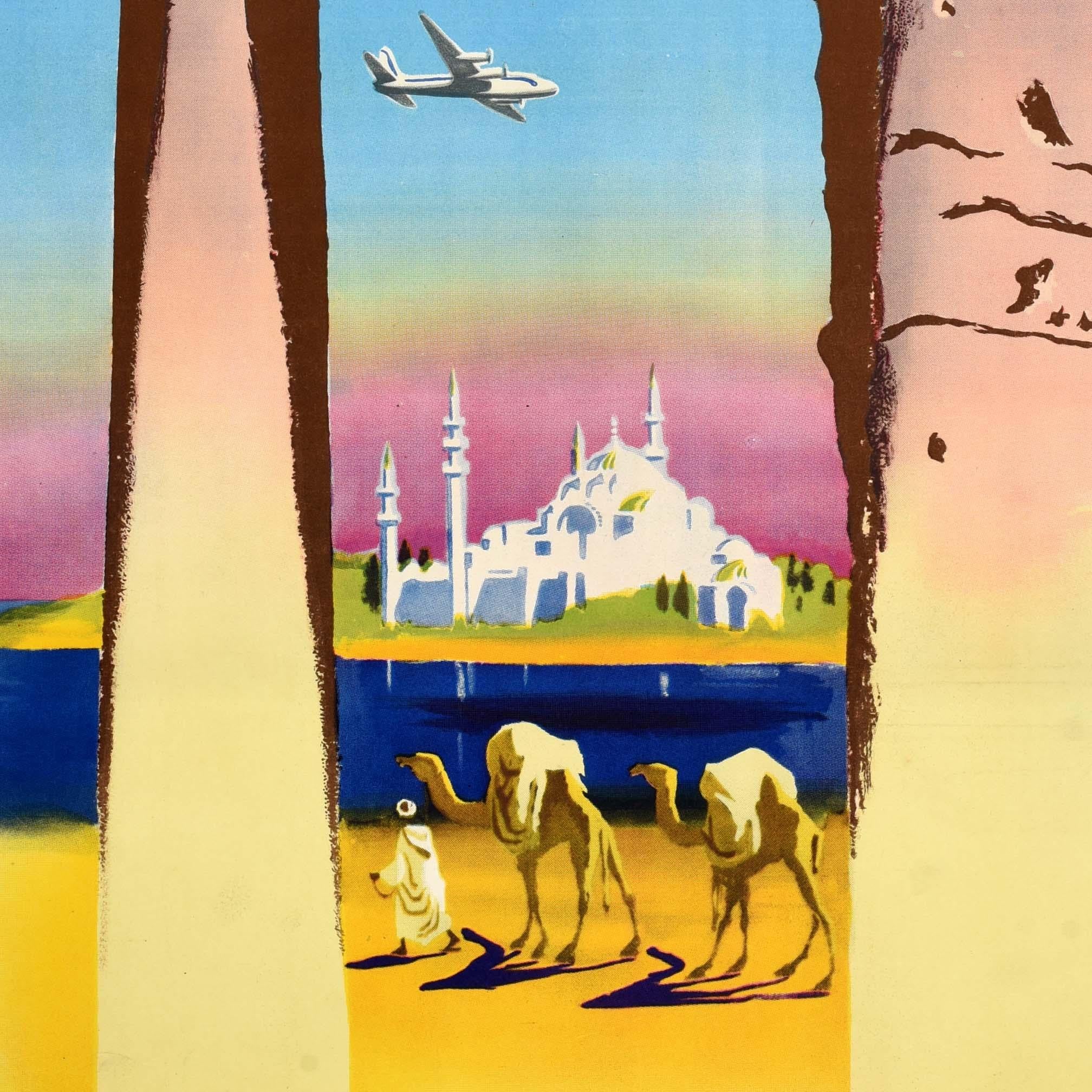 Affiche de voyage originale pour le Moyen-Orient / Proche Orient émise par Air France, comportant une illustration colorée de l'artiste français Jean Even (1910-1986) représentant une personne vêtue de blanc conduisant des chameaux sur le sable du
