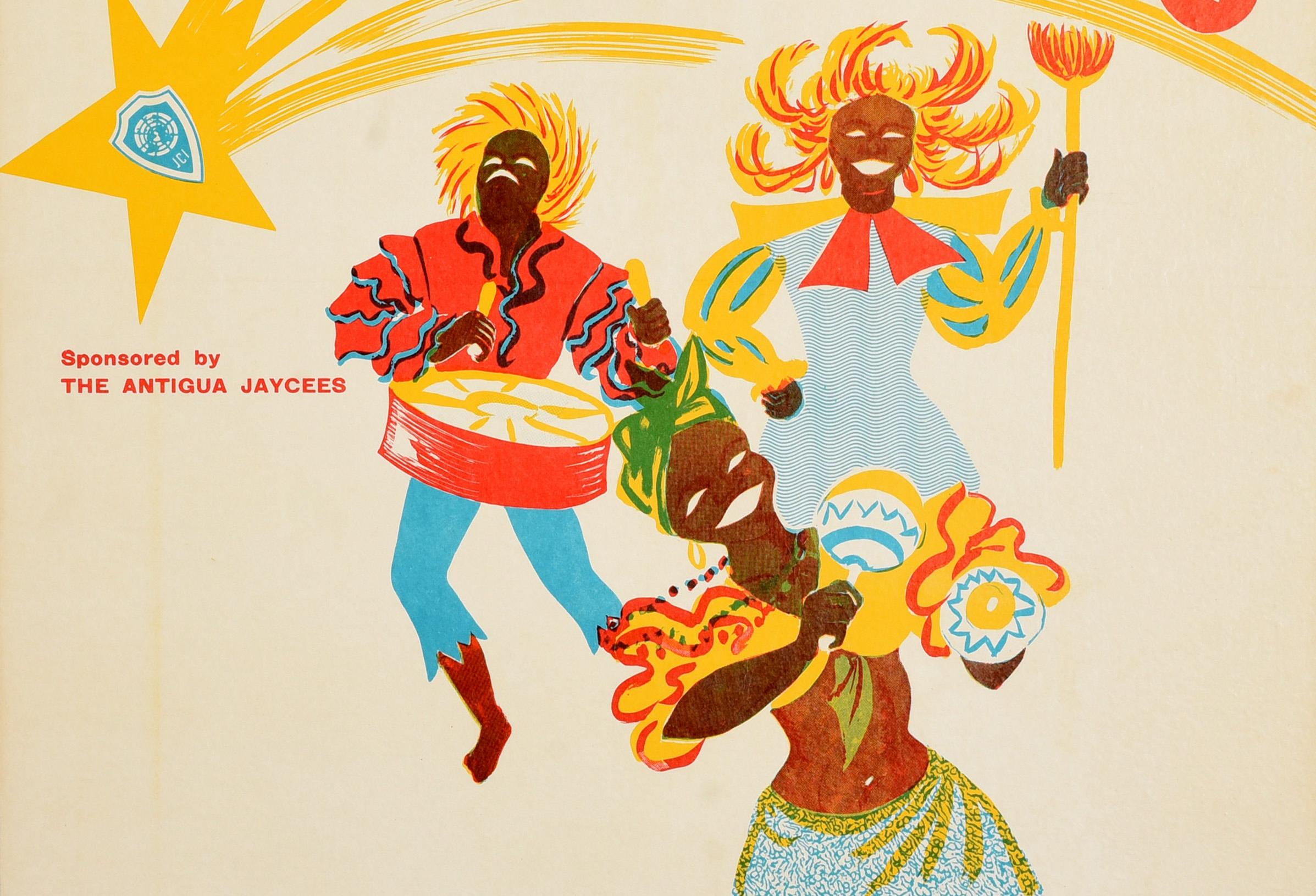 Manifesto di viaggio originale d'epoca che pubblicizza il Carnevale di Antigua del 1966, tenutosi dal 26 luglio al 2 agosto - Guarda il concorso delle Regine dei Caraibi sponsorizzato da The Antigua Jaycees - con un disegno divertente e colorato che
