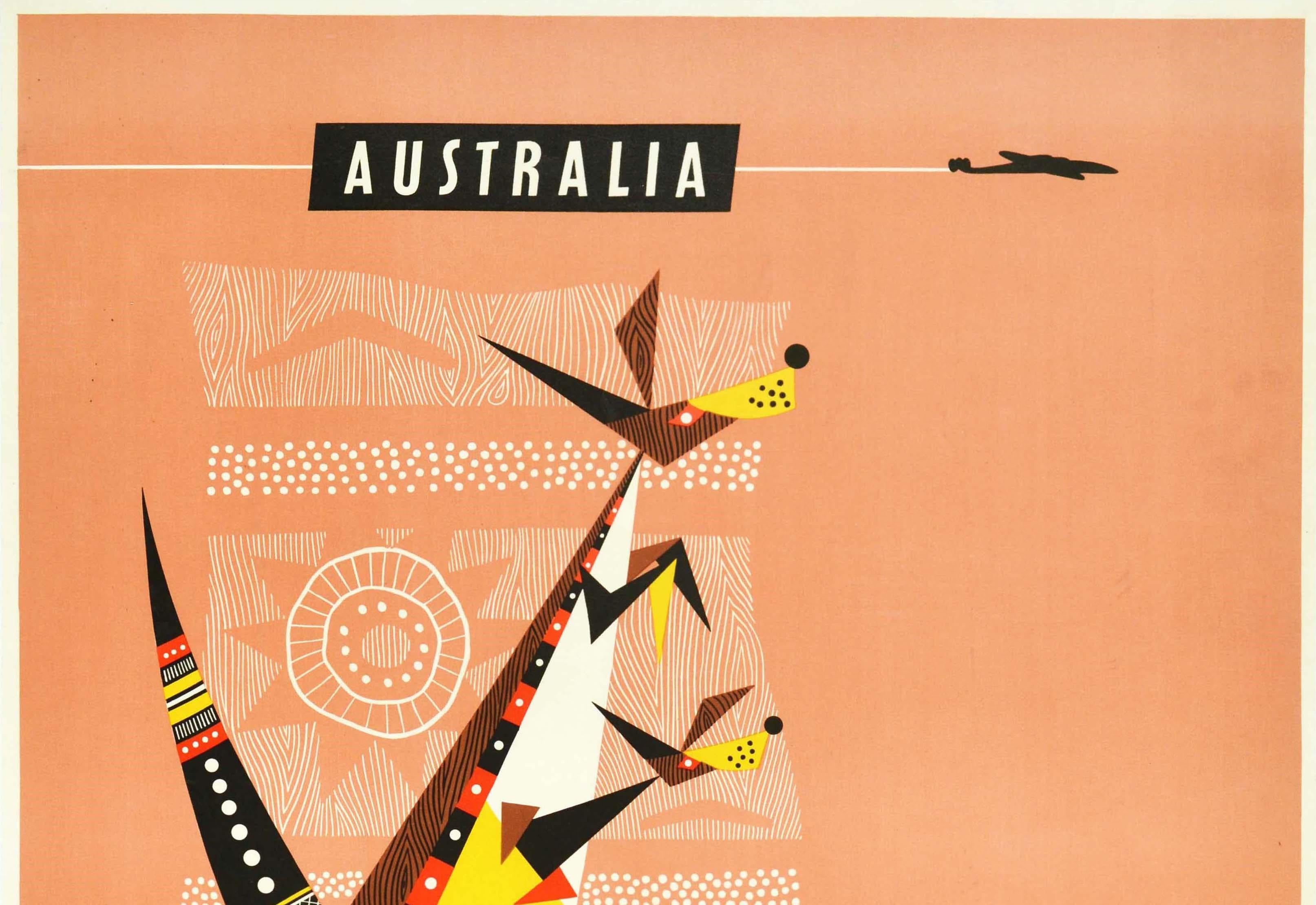 Original Vintage-Reiseplakat für Australien von Qantas Australia's Overseas Airline in Zusammenarbeit mit BOAC (British Overseas Airways Corporation) und TEAL (Tasman Empire Airways Limited) mit einem farbenfrohen Design im Stil der Aborigines-Kunst