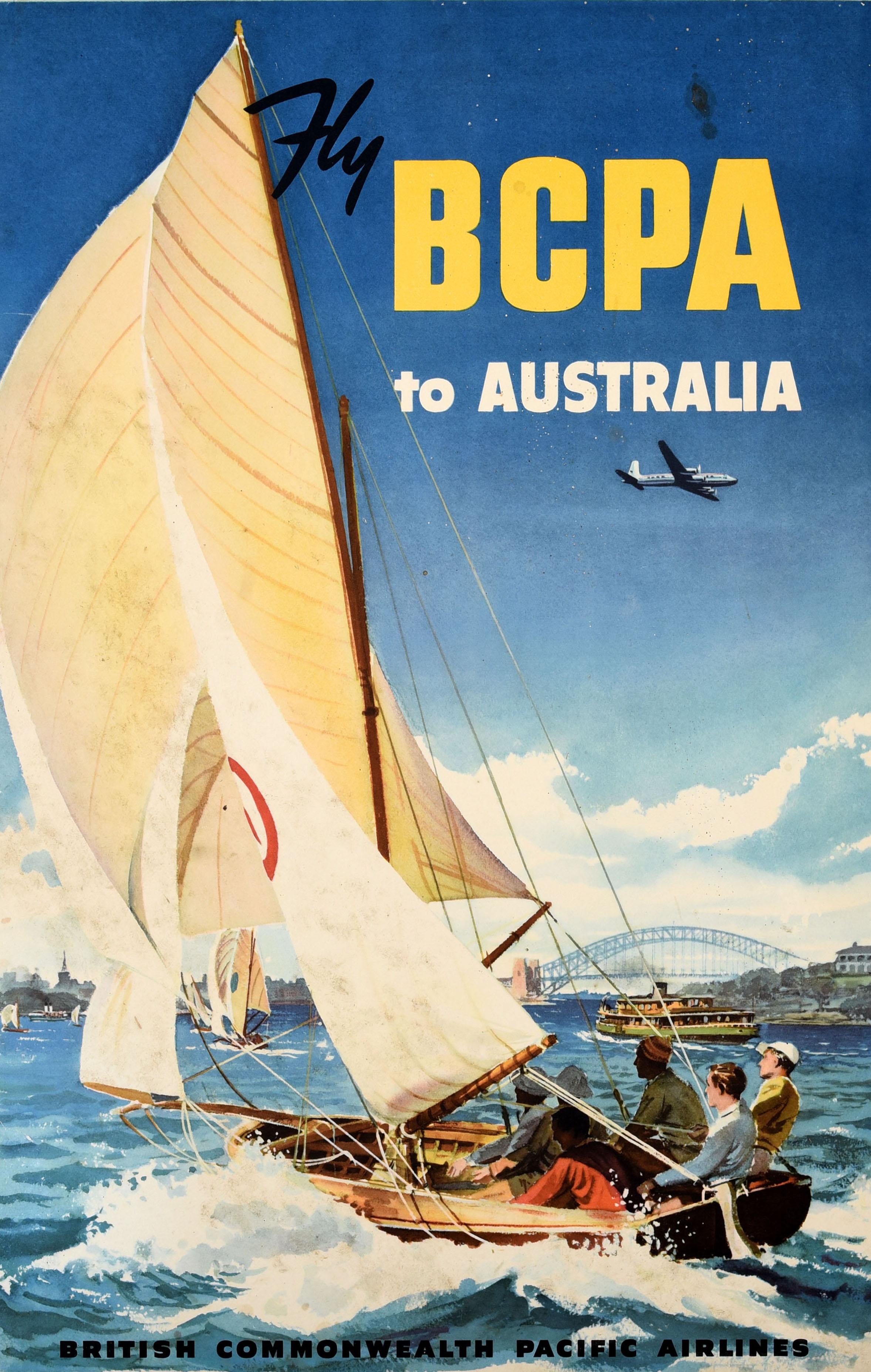 Poster di viaggio originale d'epoca - Fly BCPA to Australia British Commonwealth Pacific Airlines - con una grande opera d'arte che raffigura un gruppo di marinai che navigano in mare a velocità sostenuta in primo piano con altre barche a vela, un