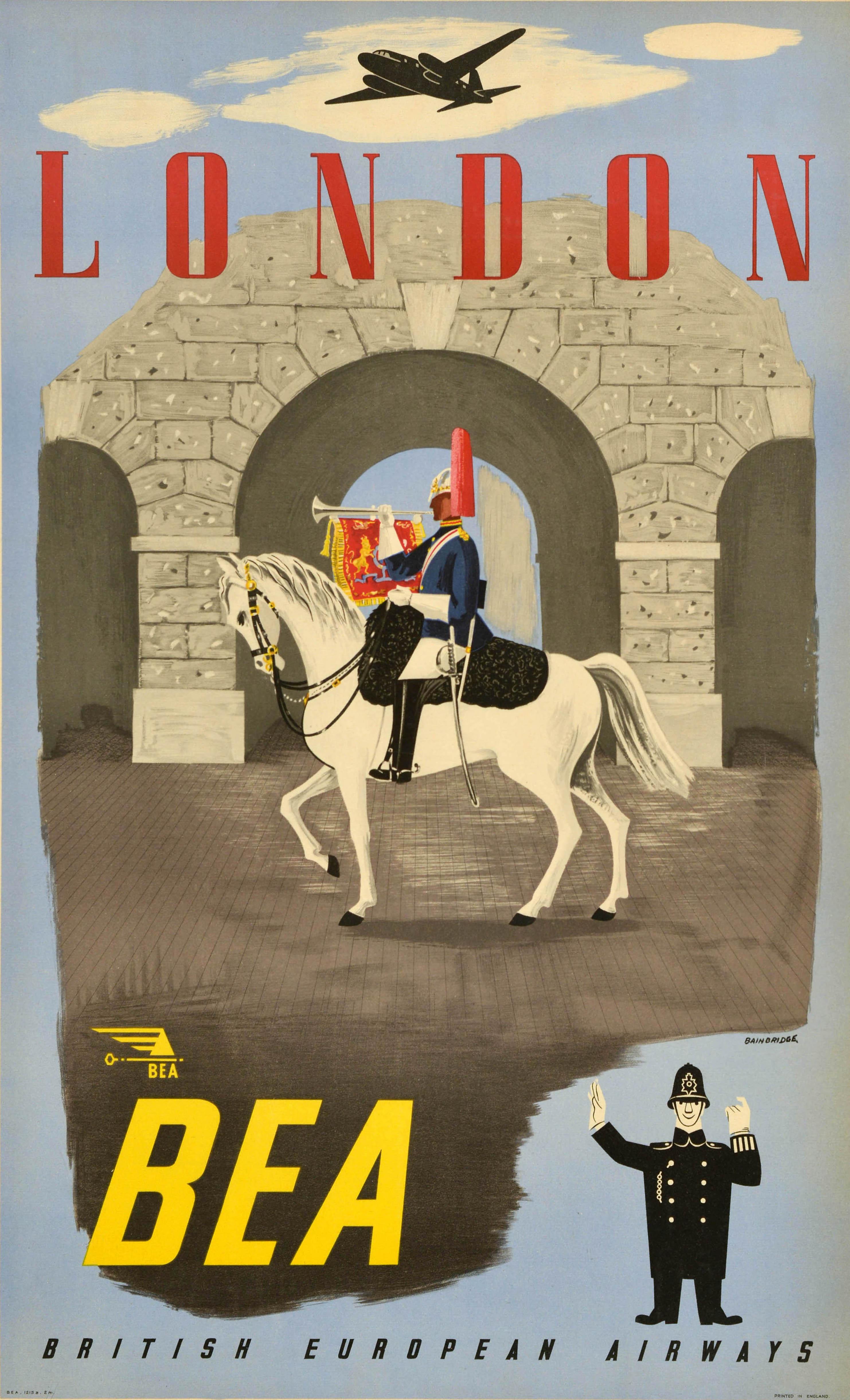 Affiche de voyage originale pour Londres par British European Airways BEA, avec un superbe design de John Bainbridge (1918-1978) représentant une illustration en noir et blanc d'un officier de police souriant en uniforme pointant du doigt une image