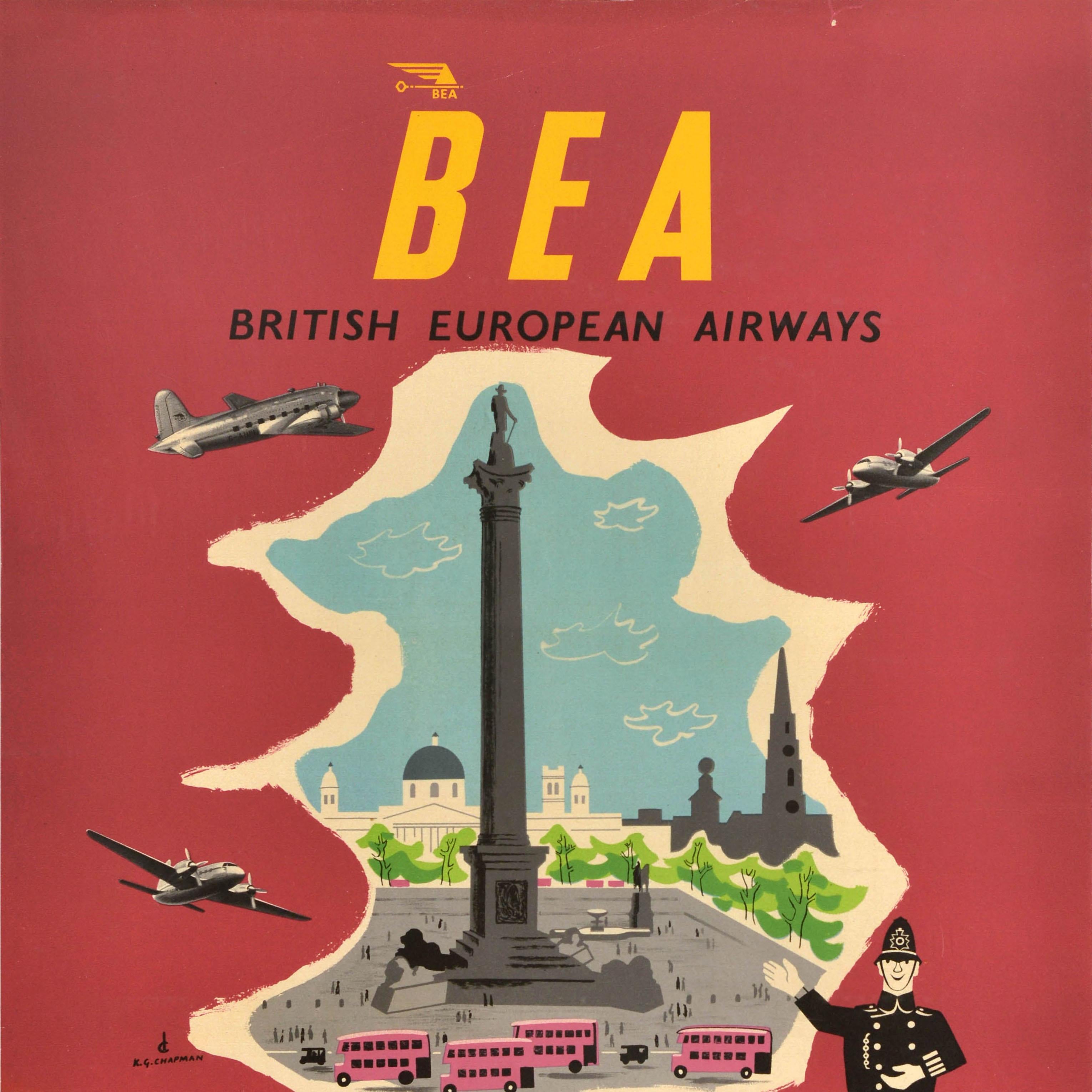 Original-Reiseplakat für London von British European Airways BEA mit einem Design von Kenneth George Chapman (1908-1993), das eine Schwarz-Weiß-Illustration eines lächelnden Polizeibeamten in Uniform zeigt, der auf ein farbenfrohes Bild von Nelsons