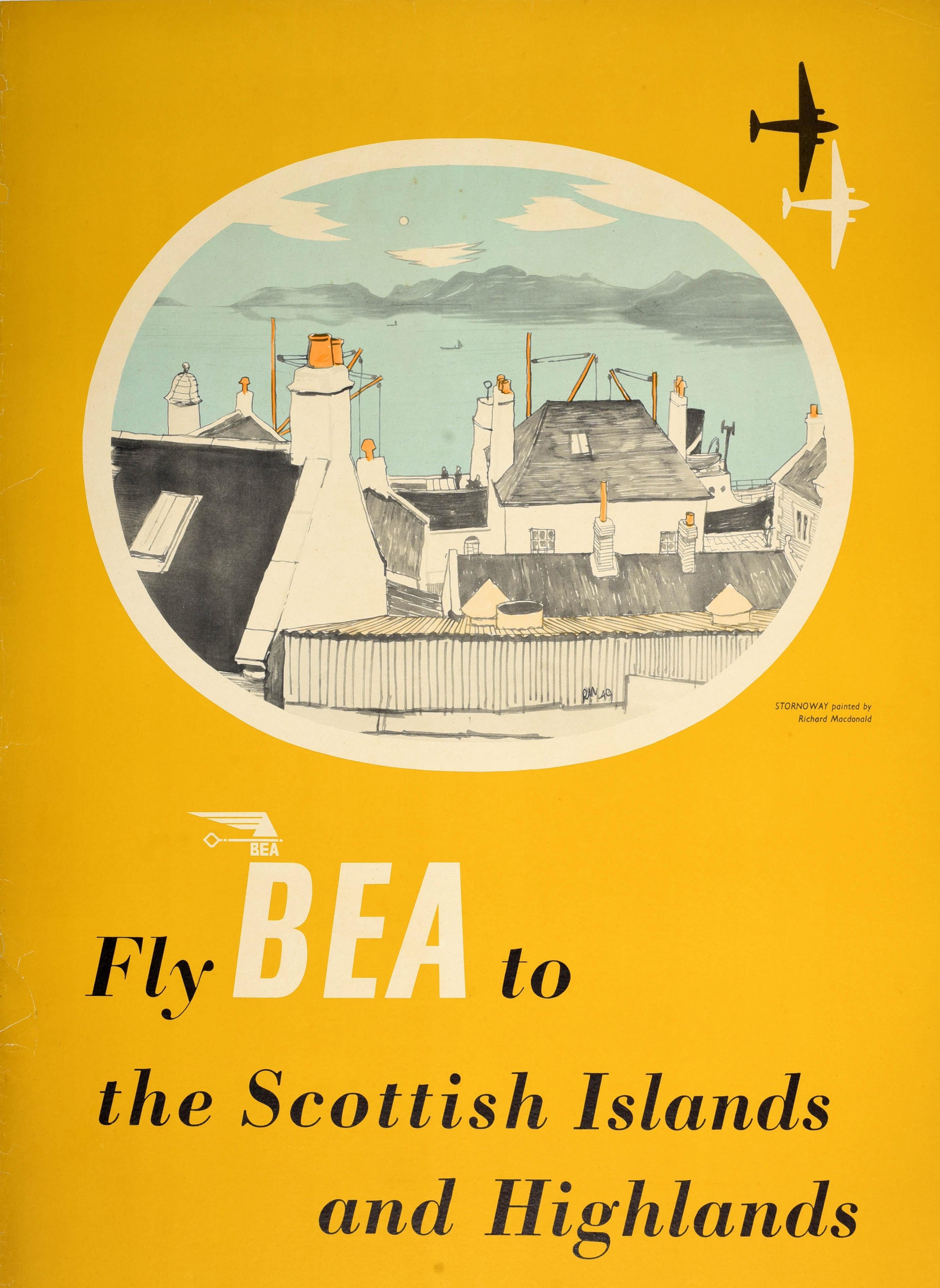 Poster di viaggio originale d'epoca - Fly BEA to the Scottish Islands and Highlands - con una veduta di Stornoway dipinta da Richard MacDonald sui tetti e le ciminiere fino a un mare tranquillo con barche sull'acqua calma e colline in lontananza,