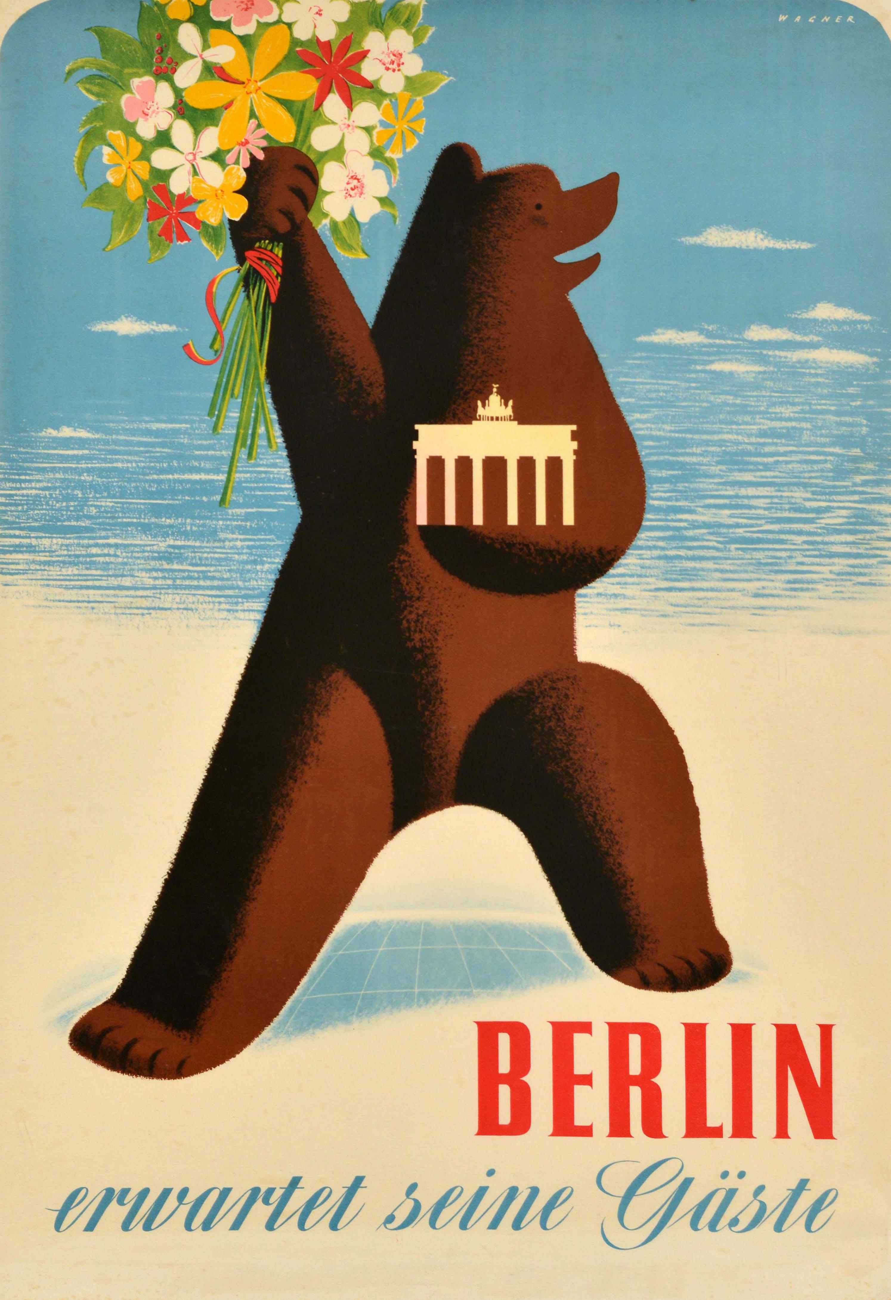 Original cartel de viaje de época - Berlín espera a sus Huéspedes / Berlin erwartet seine Gaste - con una divertida ilustración de la mascota, un oso berlinés que sostiene la histórica Puerta de Brandemburgo y un ramo de flores en alto en señal de