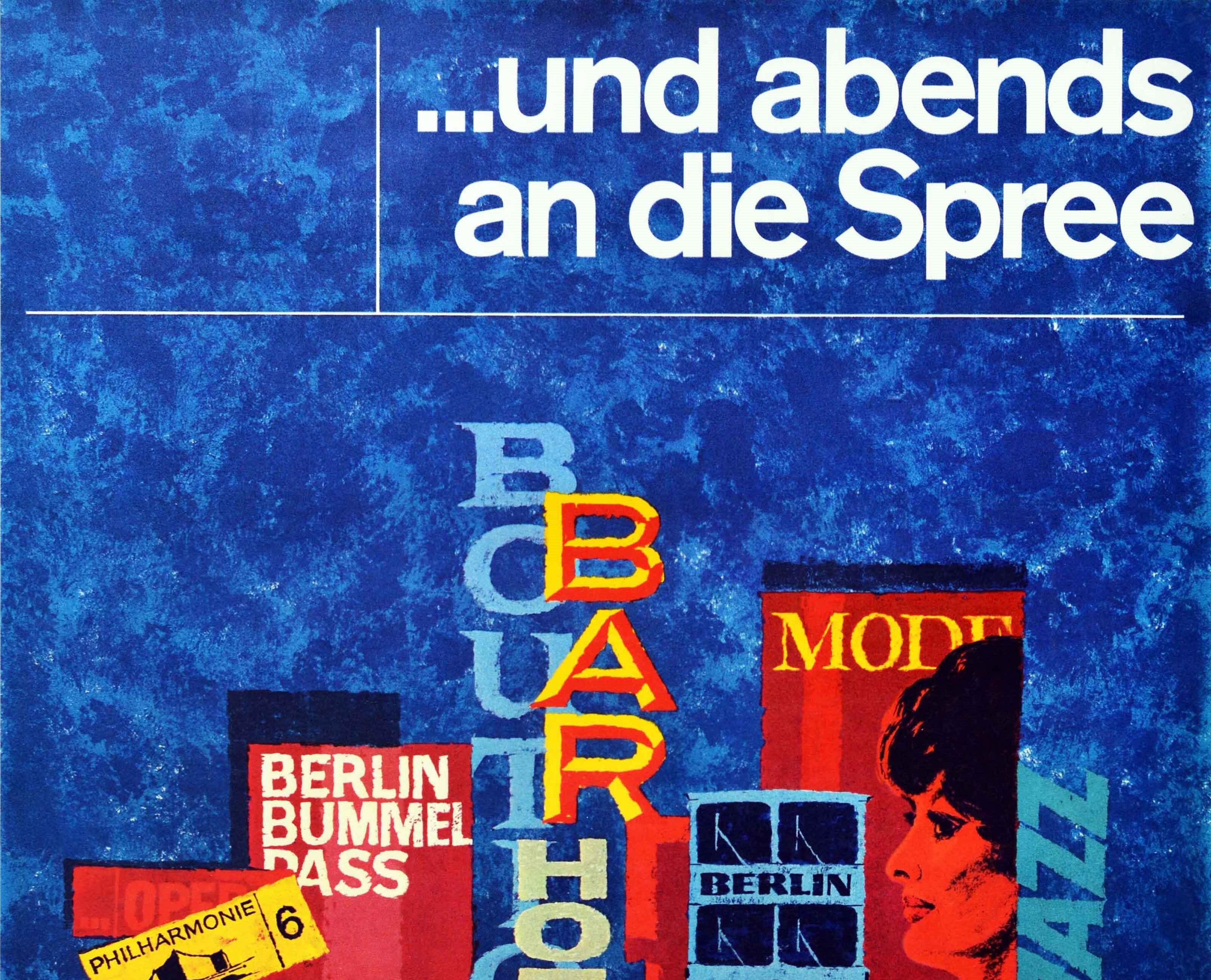 Original Vintage-Reiseplakat für Berlin - und abends an die Spree - mit einem farbenfrohen Design mit einer Montage von Wörtern in verschiedenen Schriftarten und Farben mit der Aufschrift Bar Hotel Beat Cafe Boutique Theater Jazz mit einem Schild