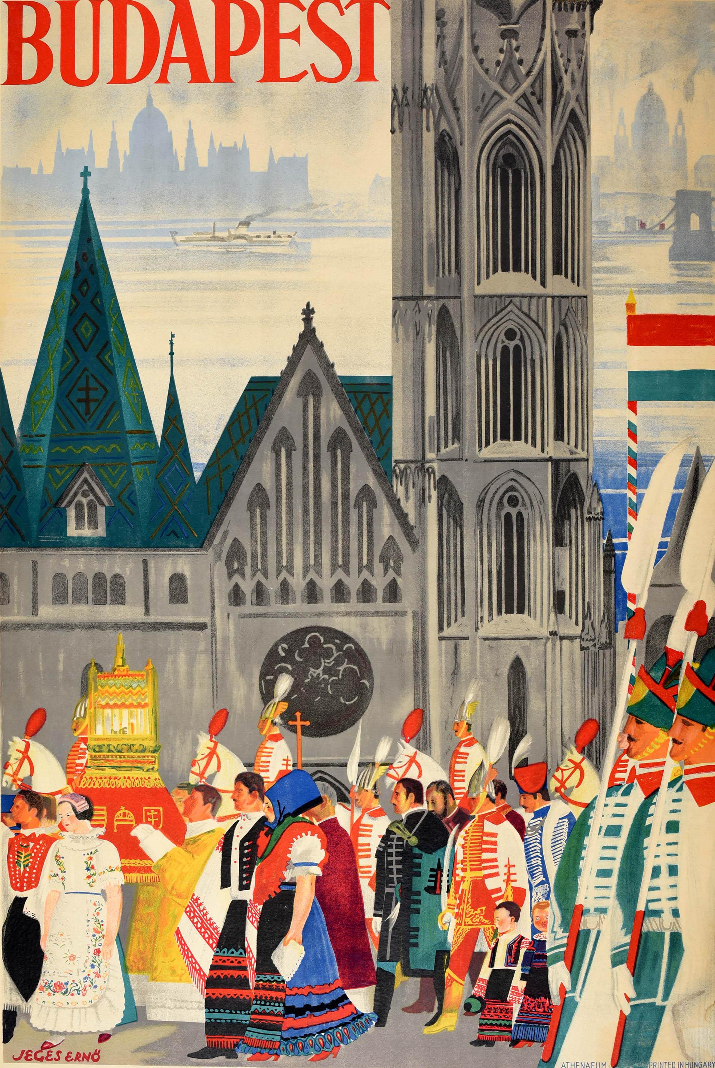 Original Vintage-Reiseplakat für Budapest mit einer großartigen Illustration von Jeges Erno (1898-1956), die einen Festumzug von Menschen in traditioneller Kleidung zeigt, die an der historischen Matthiaskirche aus dem 11. Jahrhundert auf dem
