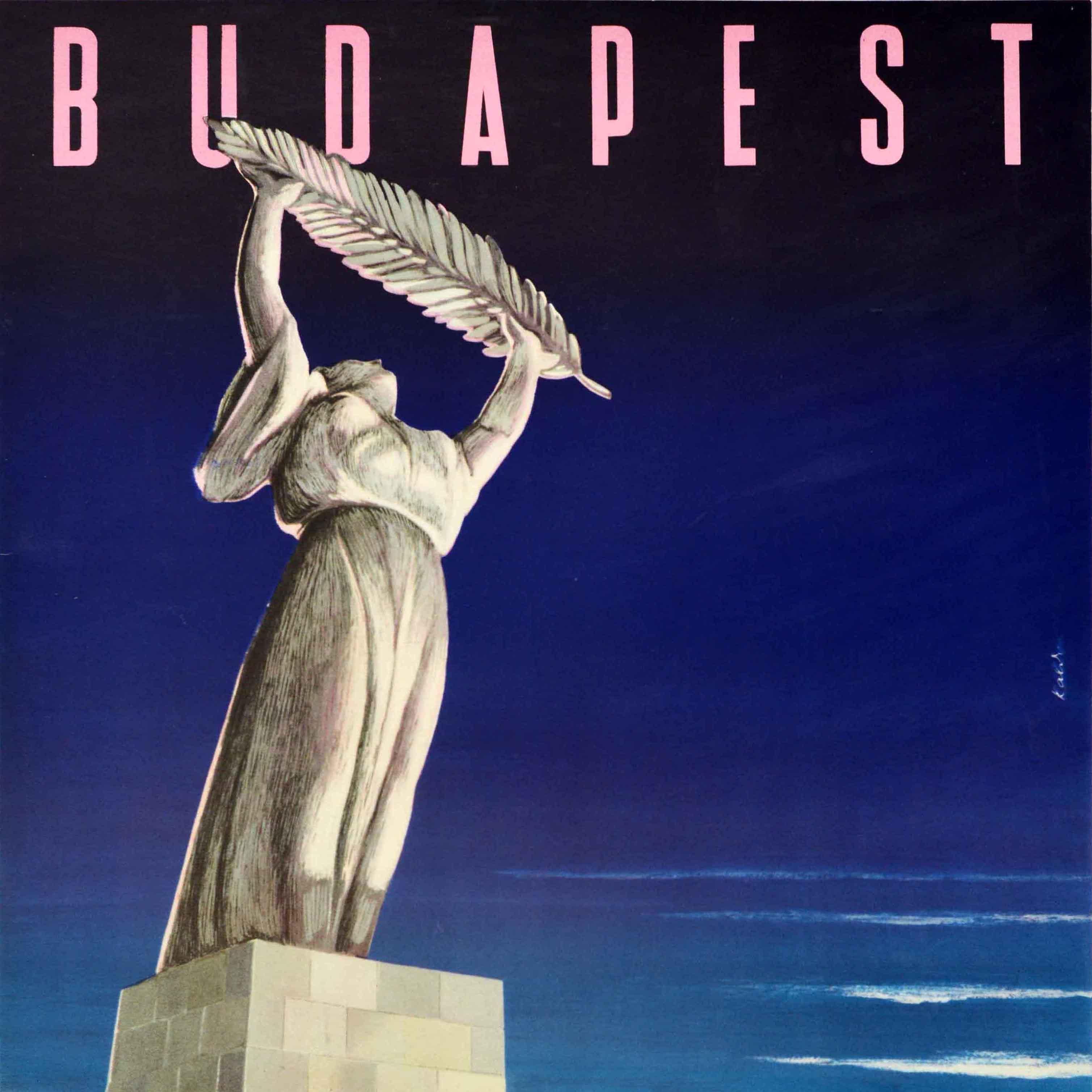 Poster di viaggio originale d'epoca per Budapest Ungheria con una splendida illustrazione della Statua della Libertà raffigurata come una donna in abito lungo che tiene in mano una foglia di palma e che sovrasta la città notturna con barche e ponti
