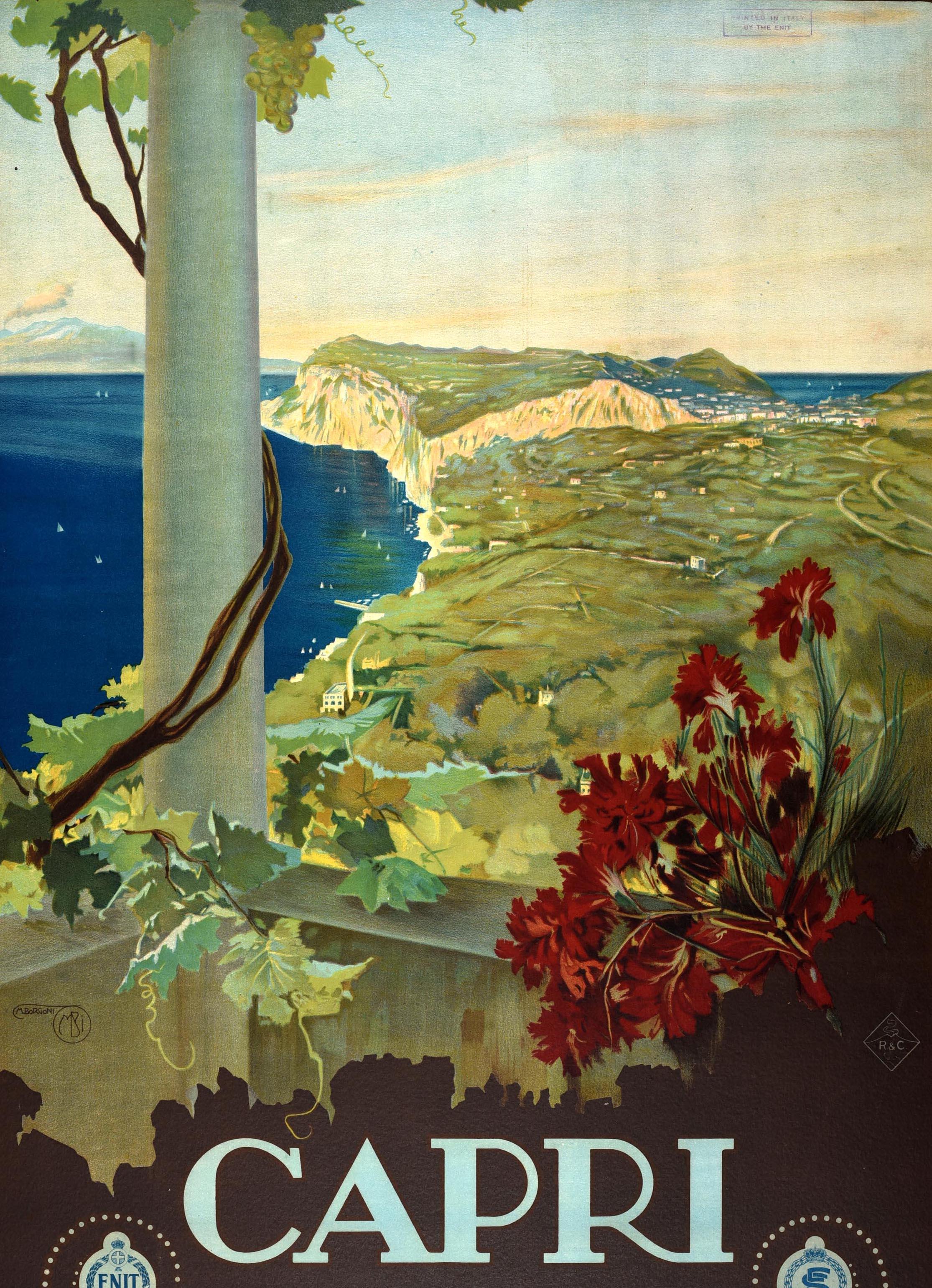 Manifesto di viaggio originale d'epoca per Capri Italia emesso dall'ENIT (Ente Nazionale Italiano per il Turismo) e dalle Ferrovie dello Stato Italiane con un'opera scenografica di Mario Borgoni (1869-1936) che raffigura un balcone ricoperto di