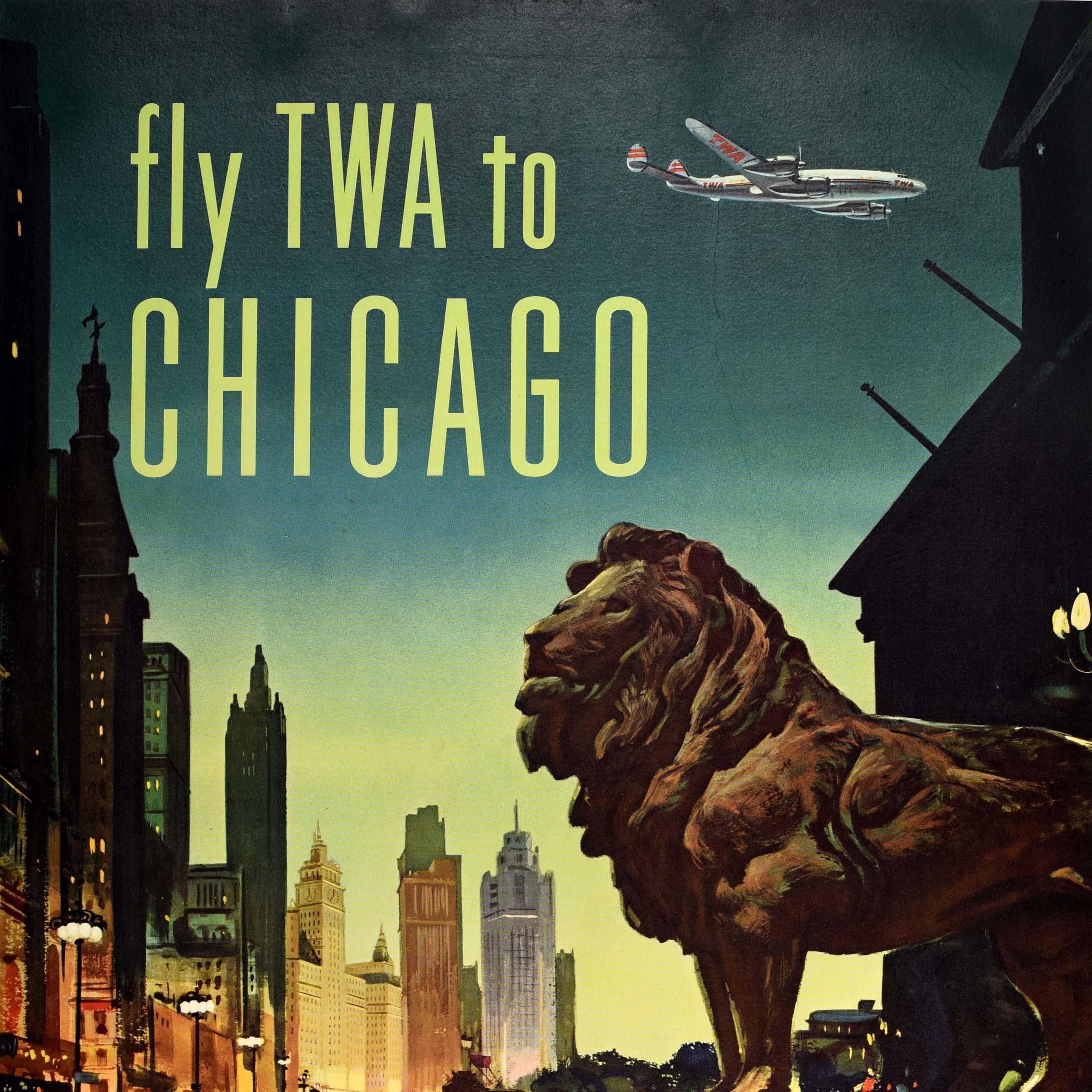 Cartel publicitario original de época de Trans World Airlines - Vuela con TWA a Chicago - con una escena urbana que muestra a gente elegantemente vestida caminando bajo las luces de la calle, incluido un hombre con traje, pajarita y sombrero con