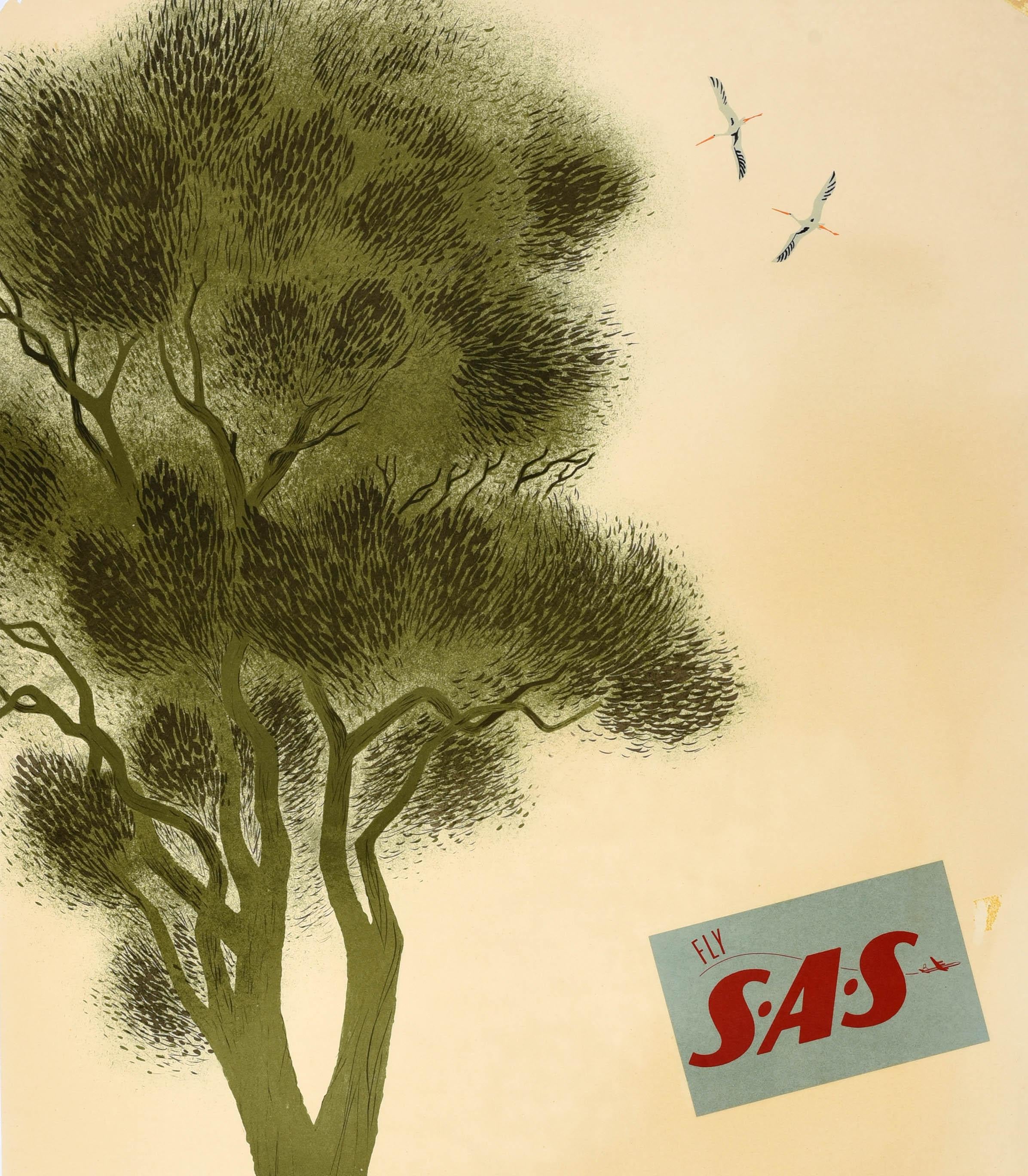 Affiche de voyage originale - Fly SAS Denmark - émise par Scandinavian Airlines System. L'illustration de Viggo Vagnby (1896-1966) représente des oiseaux volant près d'un grand arbre, un homme promenant un cochon devant un village côtier, une