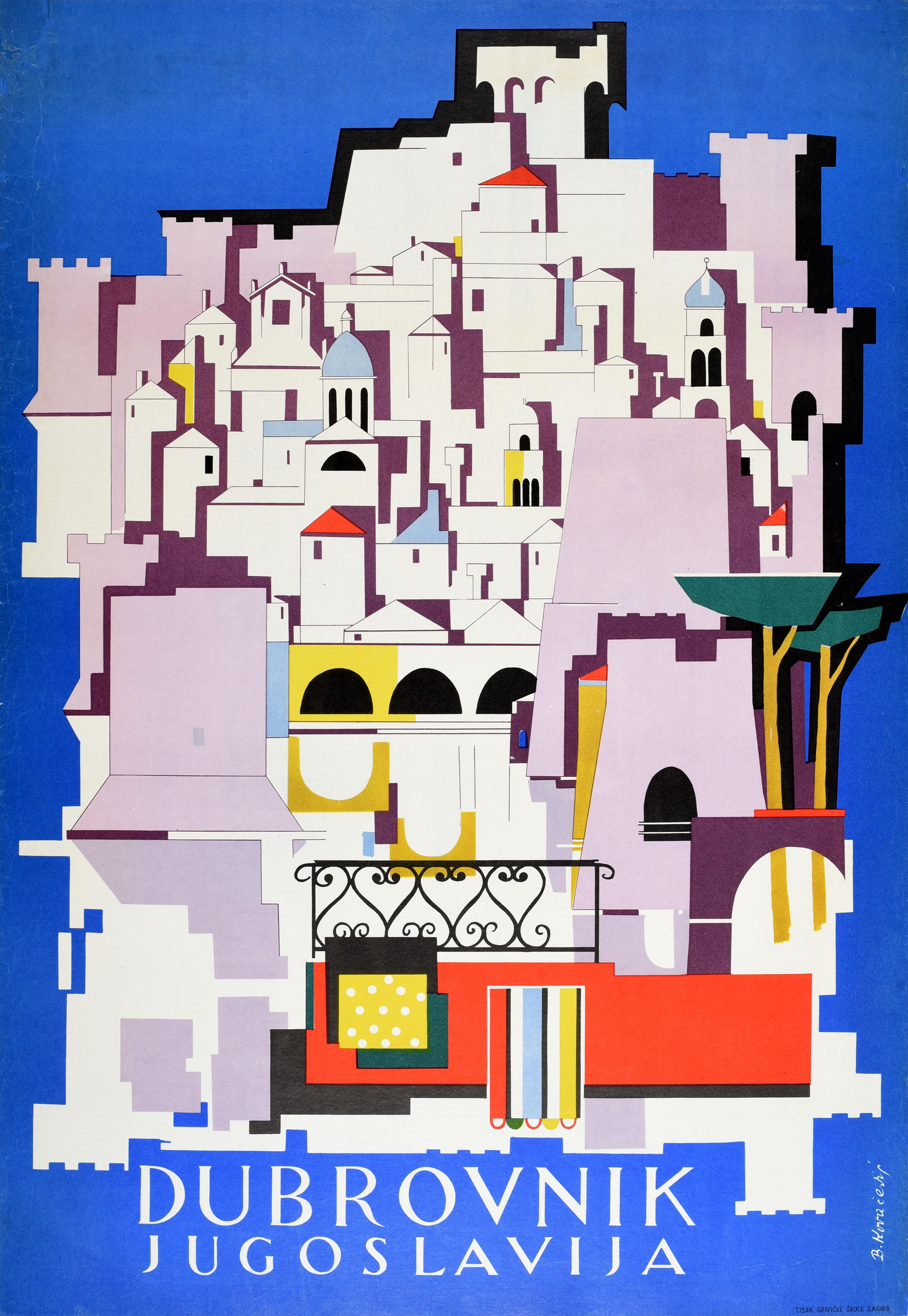 Affiche de voyage vintage originale pour Dubrovnik Jugoslavija / Yougoslavie présentant un dessin coloré des bâtiments historiques et des murs de la forteresse de la vieille ville avec des arbres sur un fond bleu marine. Située sur la mer