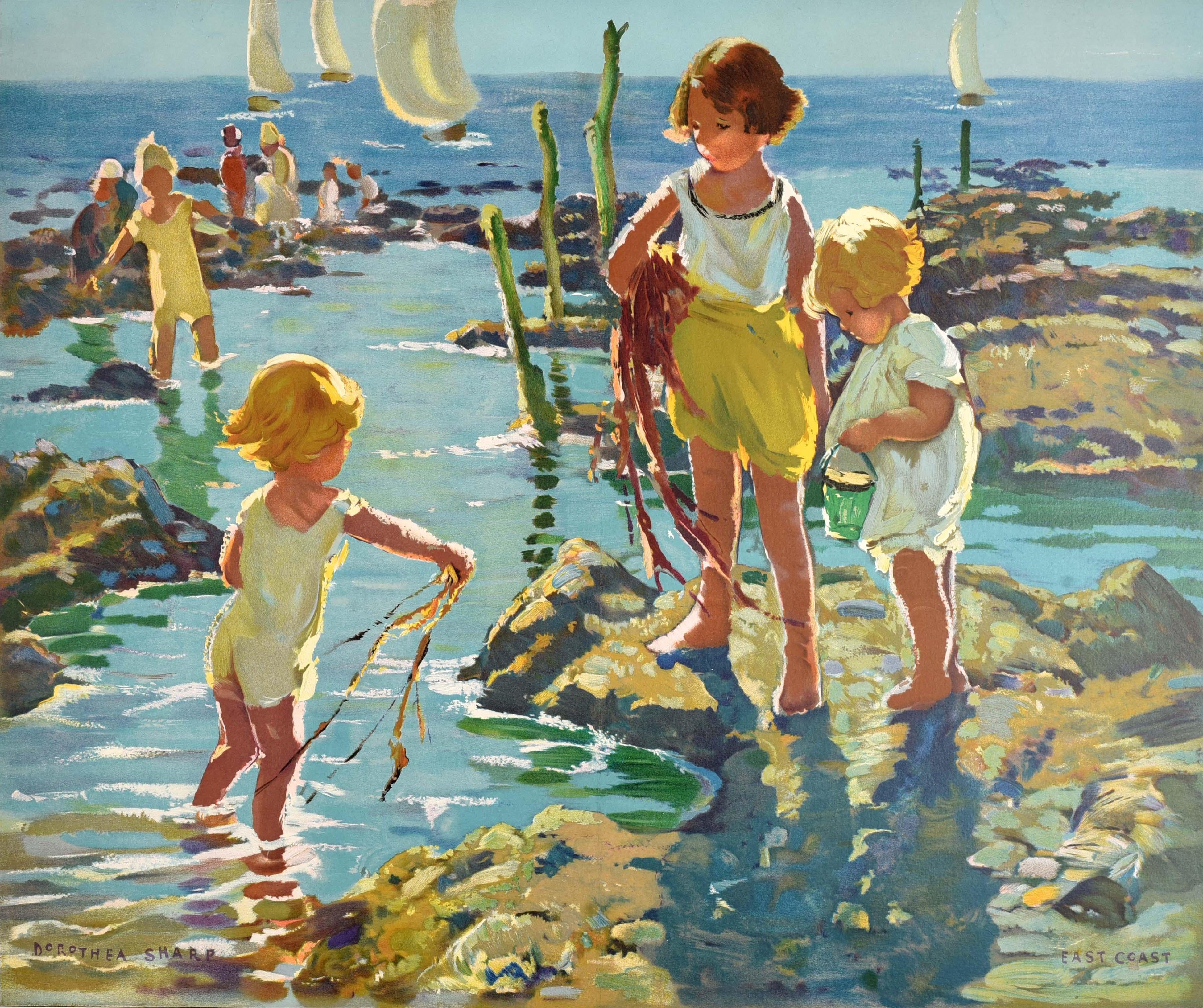Affiche de voyage originale émise par la London and North Eastern Railway LNER - East Coast It's Quicker by Rail - représentant une vue de plage pittoresque par la peintre britannique Dorothea Sharp (1873-1955) d'enfants en vacances au bord de la