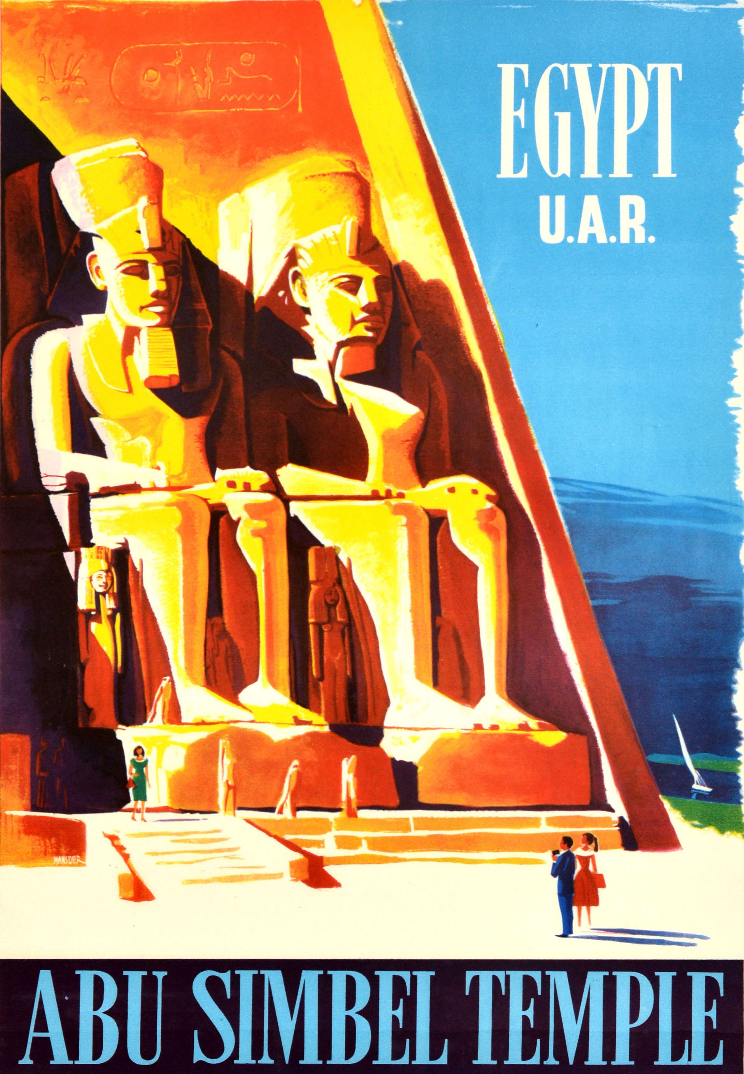 Poster di viaggio vintage originale - Egitto UAR Tempio di Abu Simbel - con una grande immagine di turisti vestiti alla moda in abiti estivi che passeggiano per il sito storico e scattano foto, ammirando l'iconico Tempio di Abu Simbel del XIII