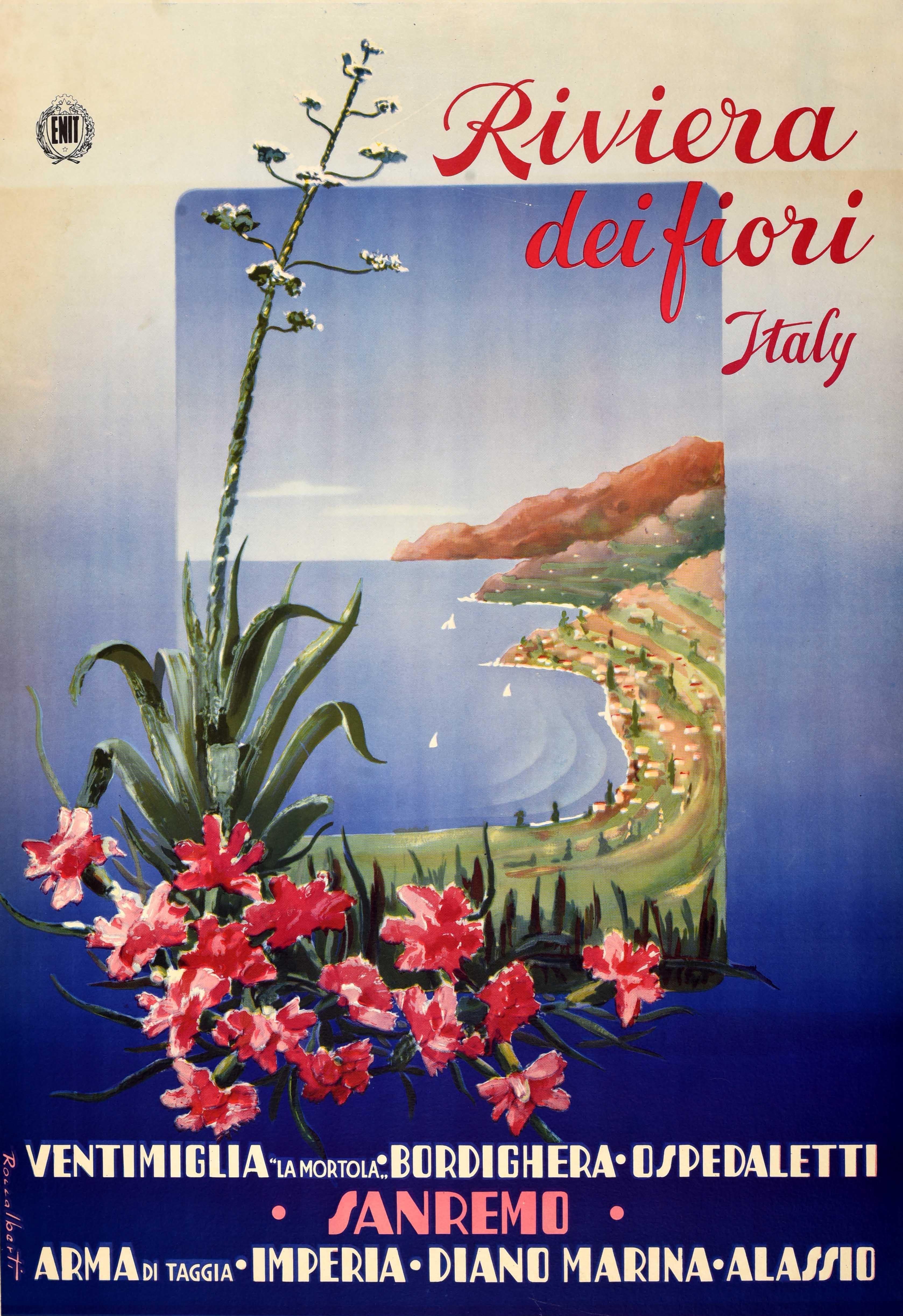 Originale manifesto pubblicitario d'epoca emesso dall'Ente Nazionale Italiano per il Turismo (ENIT) per promuovere la Riviera Dei Fiori, con una veduta di una città costiera con barche a vela sul mare blu e fiori rosa in primo piano, le scogliere e
