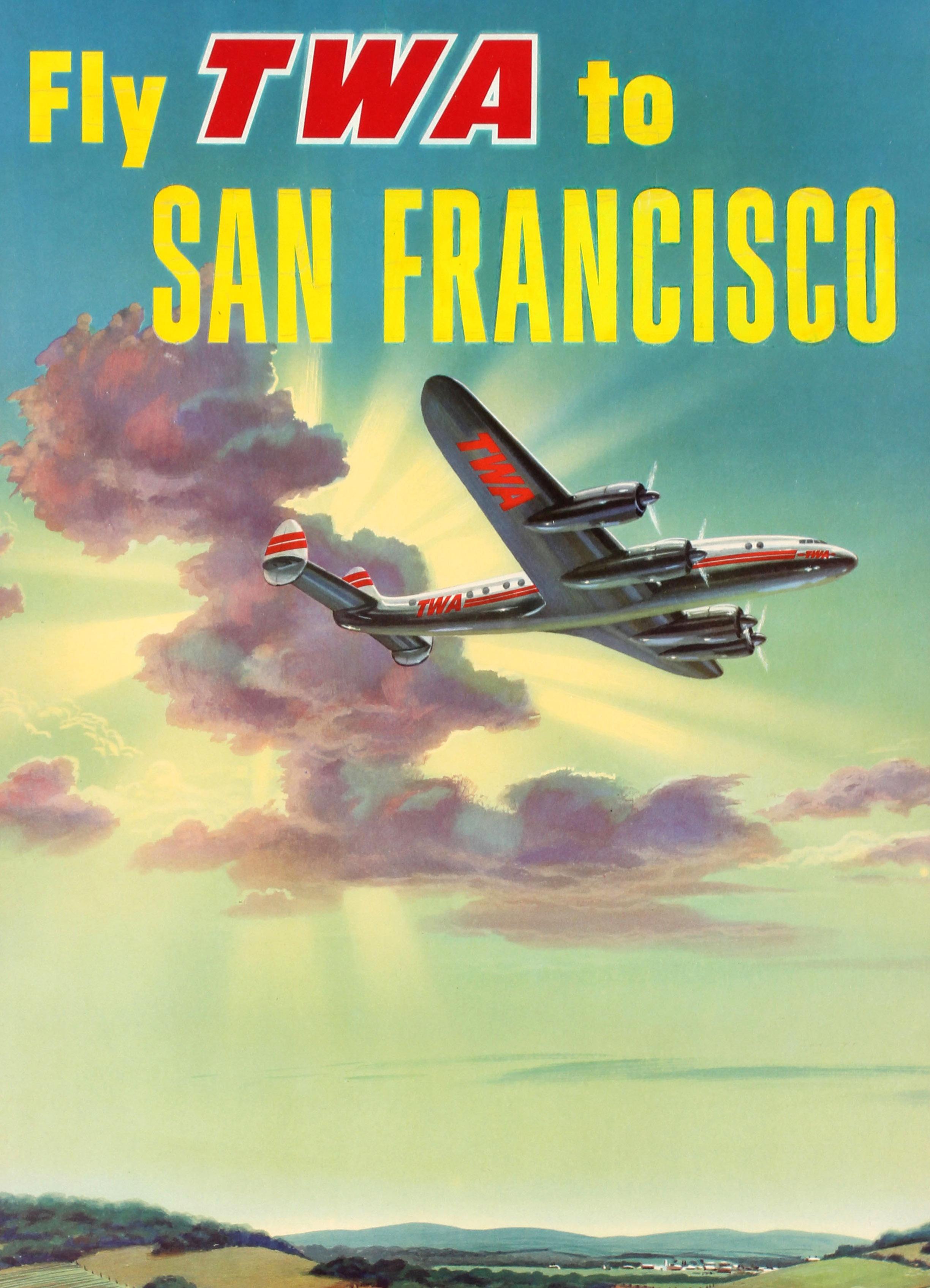 Cartel publicitario de viajes original de época: Vuela con TWA a San Francisco Constelaciones probadas en el mundo. Impresionante obra de arte que representa un avión Lockheed Constellation de TWA sobrevolando la campiña con una ráfaga de sol