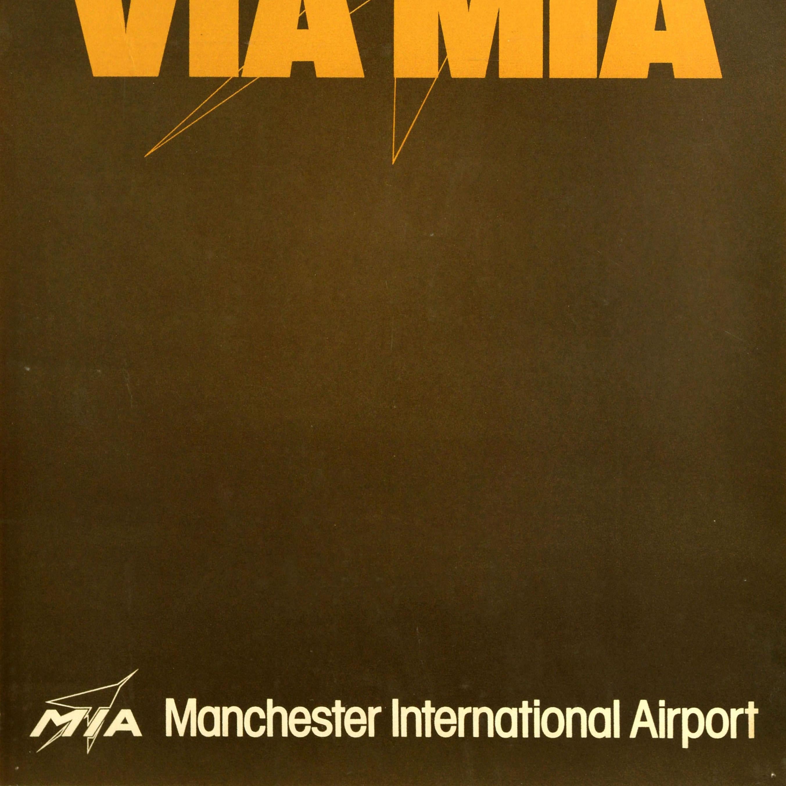 Britannique Affiche de voyage originale Fly Via Mia Manchester International Airport en vente