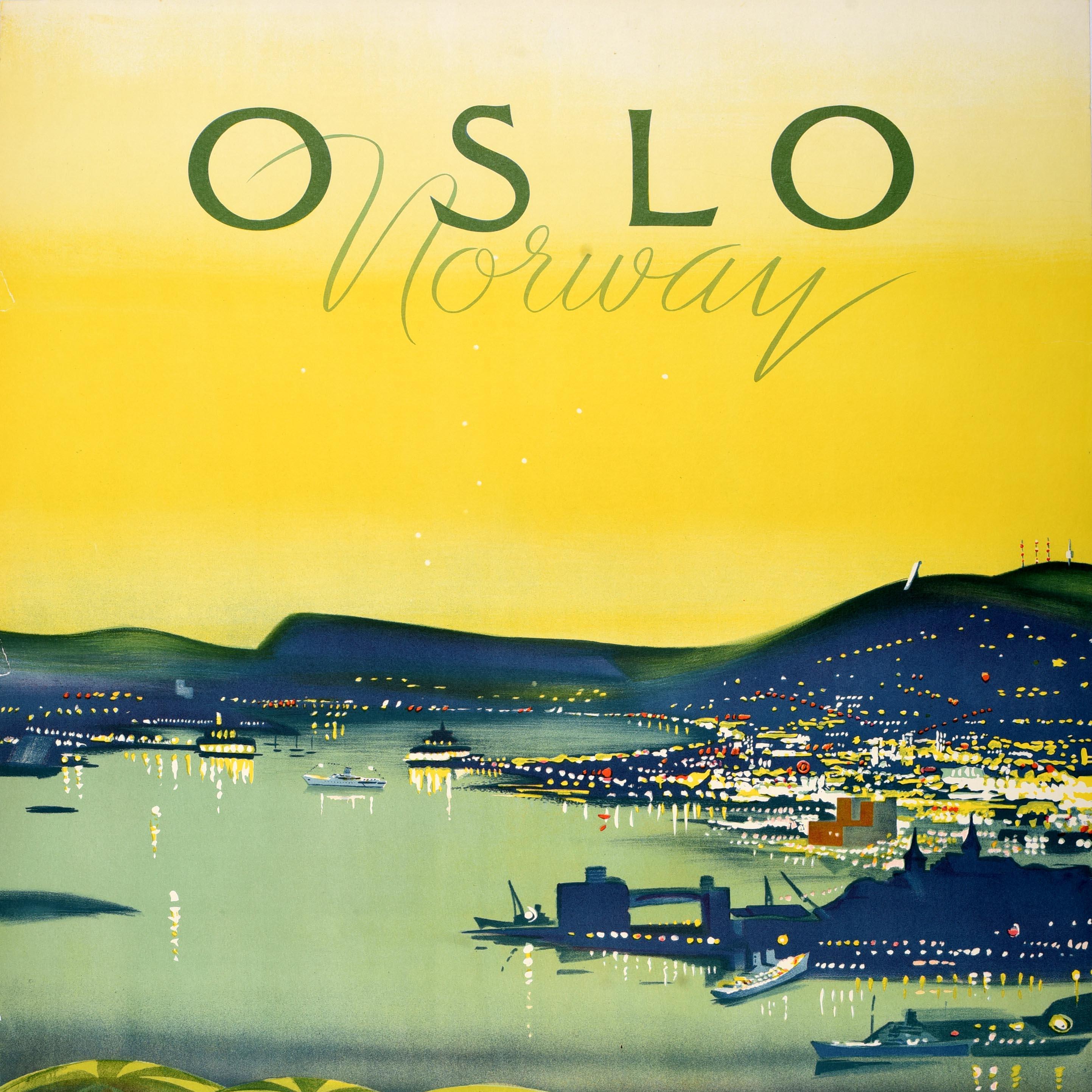 Poster di viaggio originale d'epoca per Oslo Norvegia, crepuscolo in un'ambientazione da saga! Splendida opera d'arte di Knut Yran (1920-1998) che ritrae persone eleganti e vestite alla moda sedute ai tavoli sotto ombrelloni a righe con fiori in