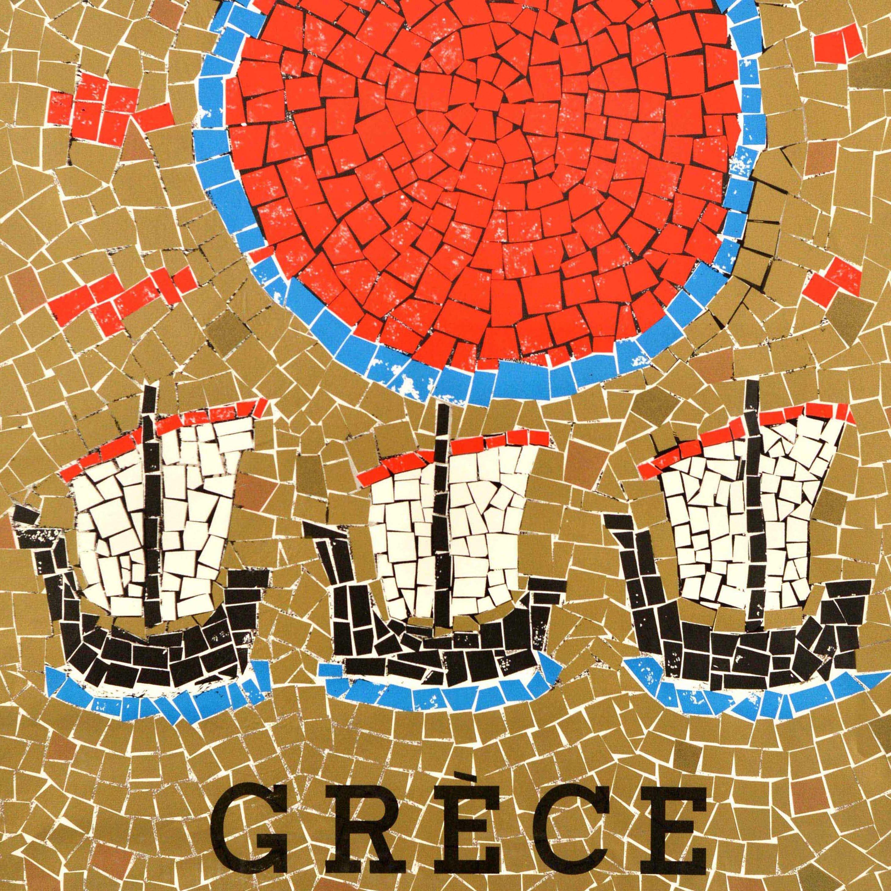 Affiche de voyage vintage originale pour la Grèce - Griechenland - comportant une image colorée de style mosaïque représentant trois bateaux à voile avec un soleil brillant dans le ciel. Bon état, plis, déchirures, trous d'épingle, petites pertes de