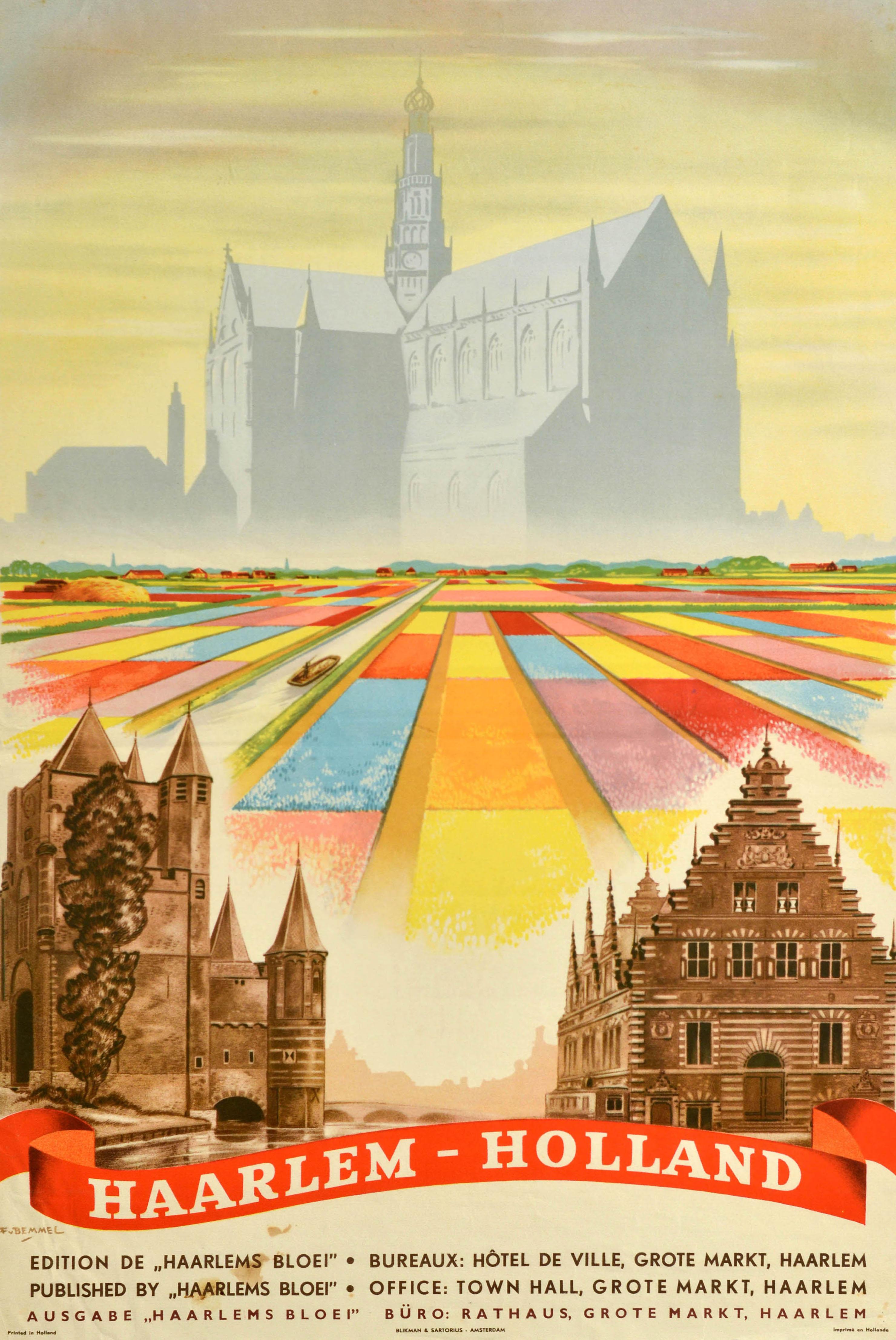 Originale poster di viaggio d'epoca per Haarlem Olanda con un colorato disegno di Frits Van Bemmel (1898-1981) che raffigura alcuni dei grandiosi edifici storici, tra cui la Chiesa Cattedrale di San Bavo / Grote Kerk o St.Bavokerk (fondata nel 1245)