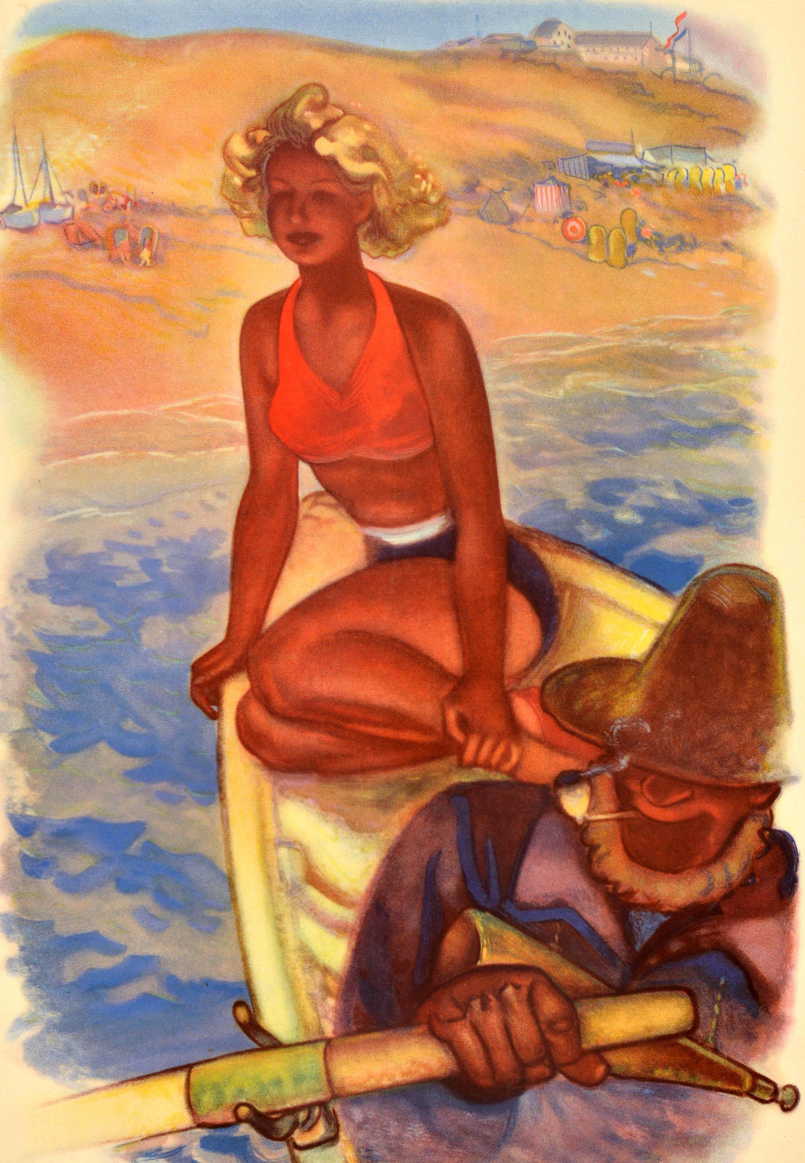 Affiche de voyage vintage originale pour la Hollande représentant une femme en bikini assise sur un bateau à rames en bois conduit par un marin ou un pêcheur fumant la pipe, devant des personnes sur la plage en arrière-plan. Lithographie de Smeets &