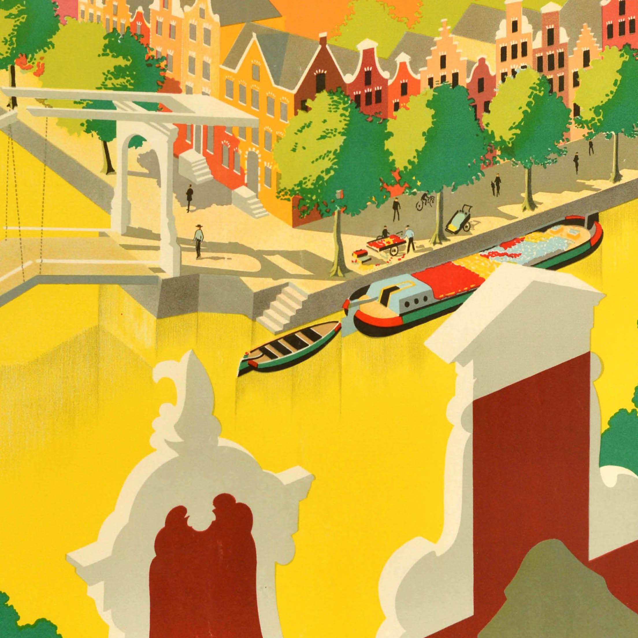 Original cartel de viaje de época para Holanda, con una ilustración brillante y colorida que muestra barcos en un canal arbolado delante de casas tradicionales holandesas con tejados a dos aguas, un puente y una iglesia con una silueta de agujas y