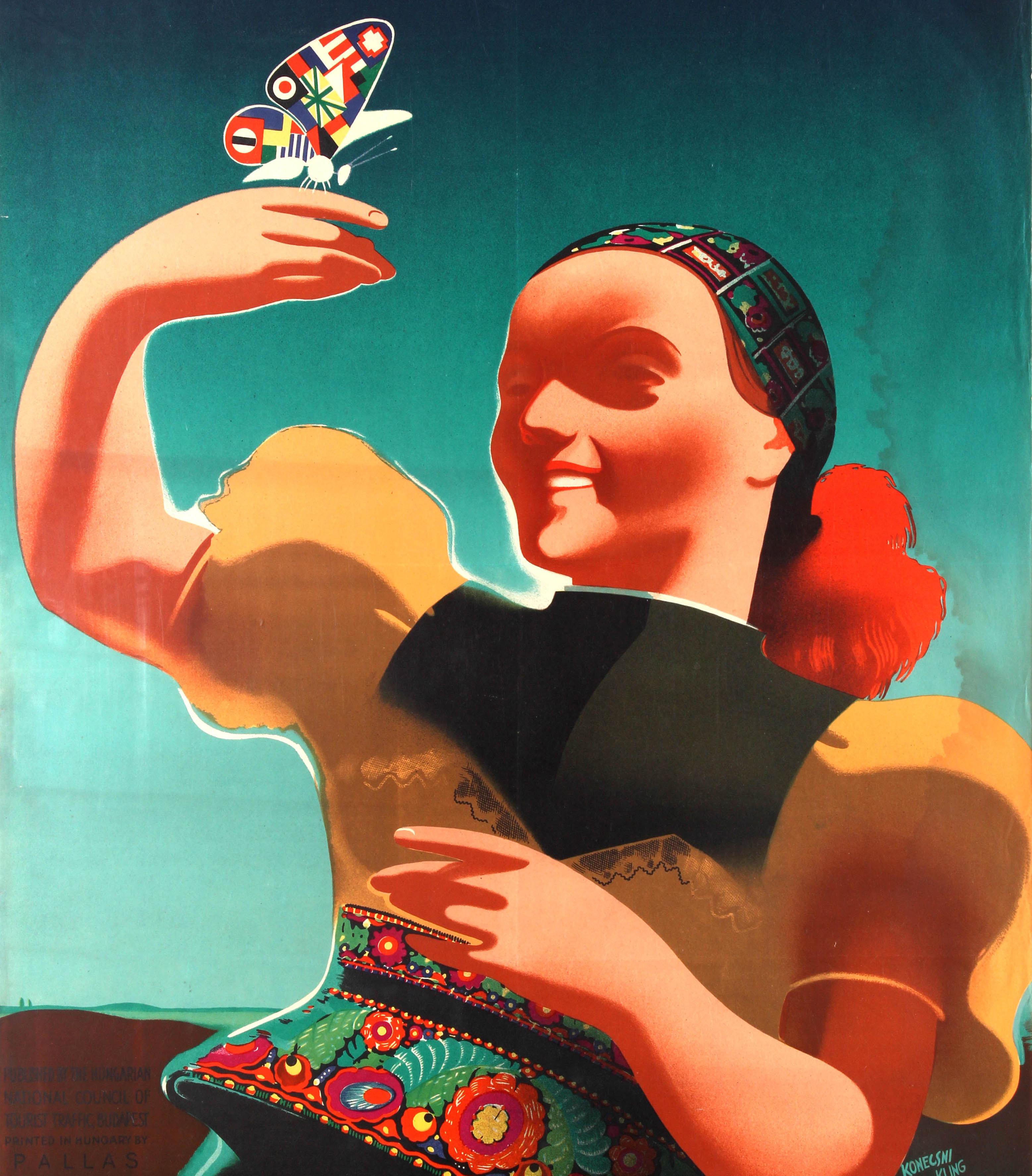 Original-Reiseplakat für Ungarn / Hongrie mit einer großartigen Art-Deco-Illustration, die eine lächelnde Dame in einer traditionellen Tracht zeigt, die einen Schmetterling mit bunten Fahnen auf den Flügeln vor dem Hintergrund des Himmels hält.