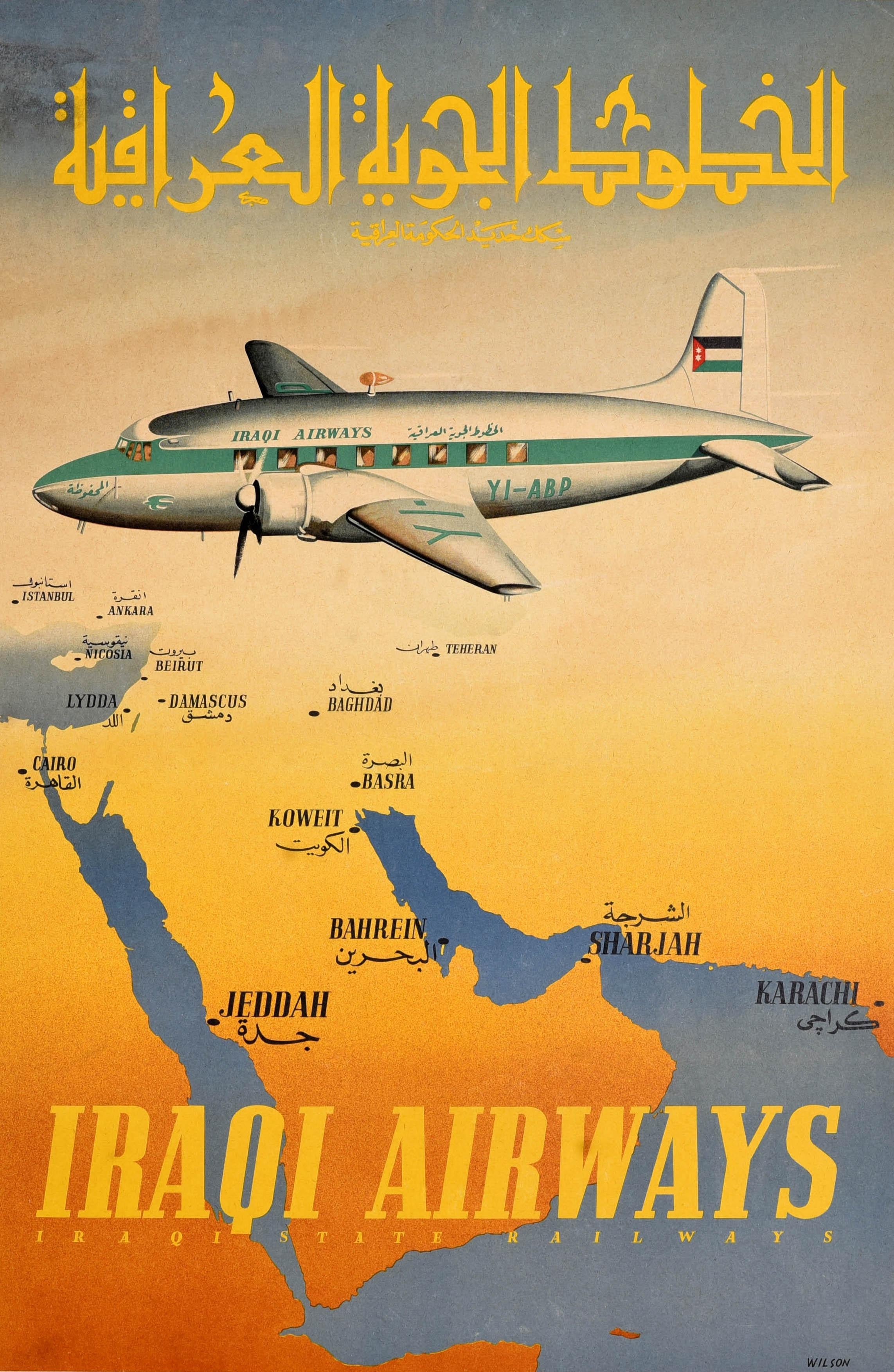 Poster di viaggio originale d'epoca della Iraqi Airways (fondata nel 1945) e della Iraqi State Railways (fondata nel 1905; rinominate Iraqi Republic Railways nel 1956) raffigurante un aereo passeggeri Iraqi Airways Yi-ABP con la bandiera rossa,