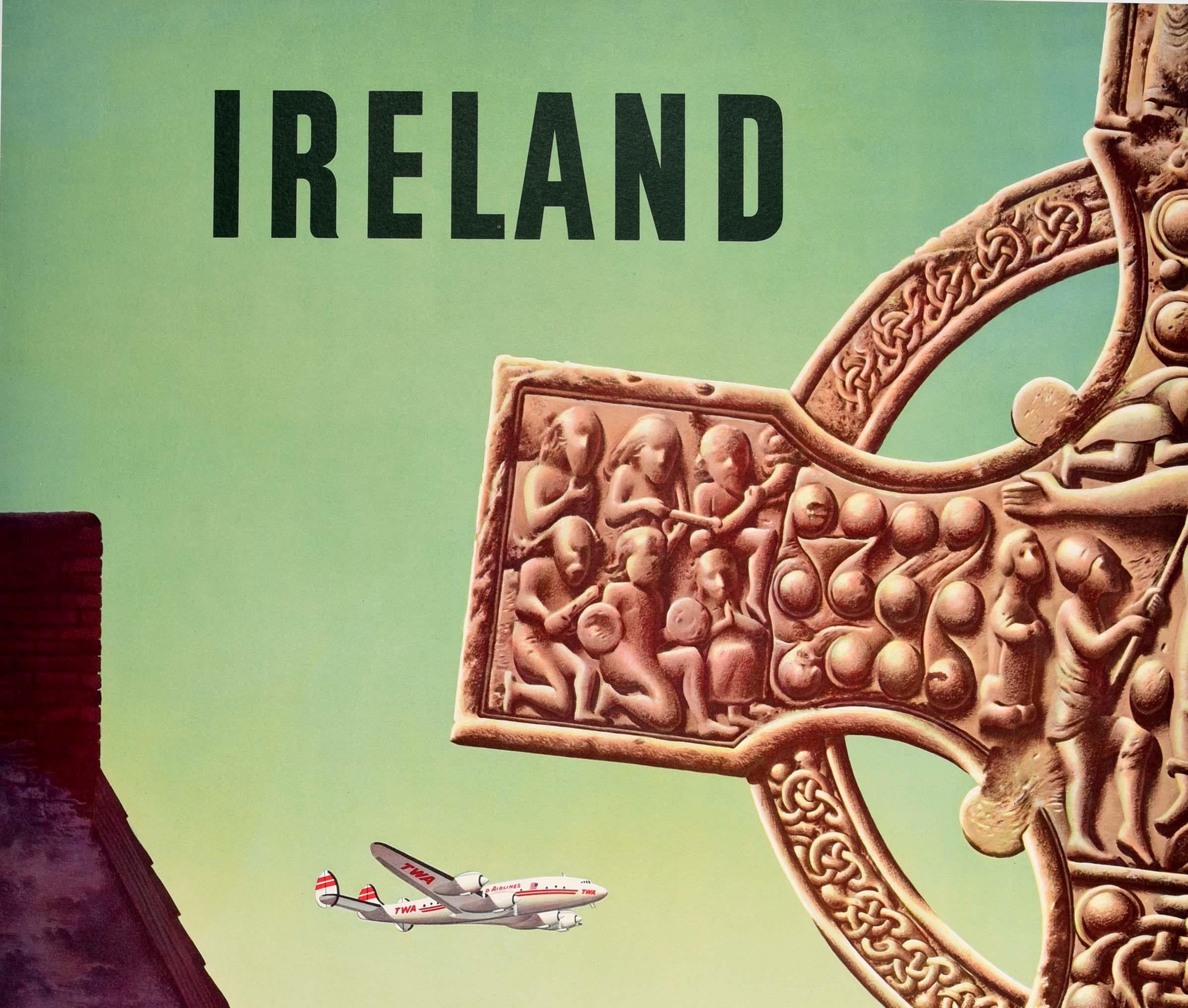 Affiche de voyage vintage originale pour l'Irlande Fly TWA Trans World Airlines présentant un superbe dessin représentant un avion Lockheed Constellation survolant la campagne irlandaise avec une dame souriante saluant un homme à cheval devant un