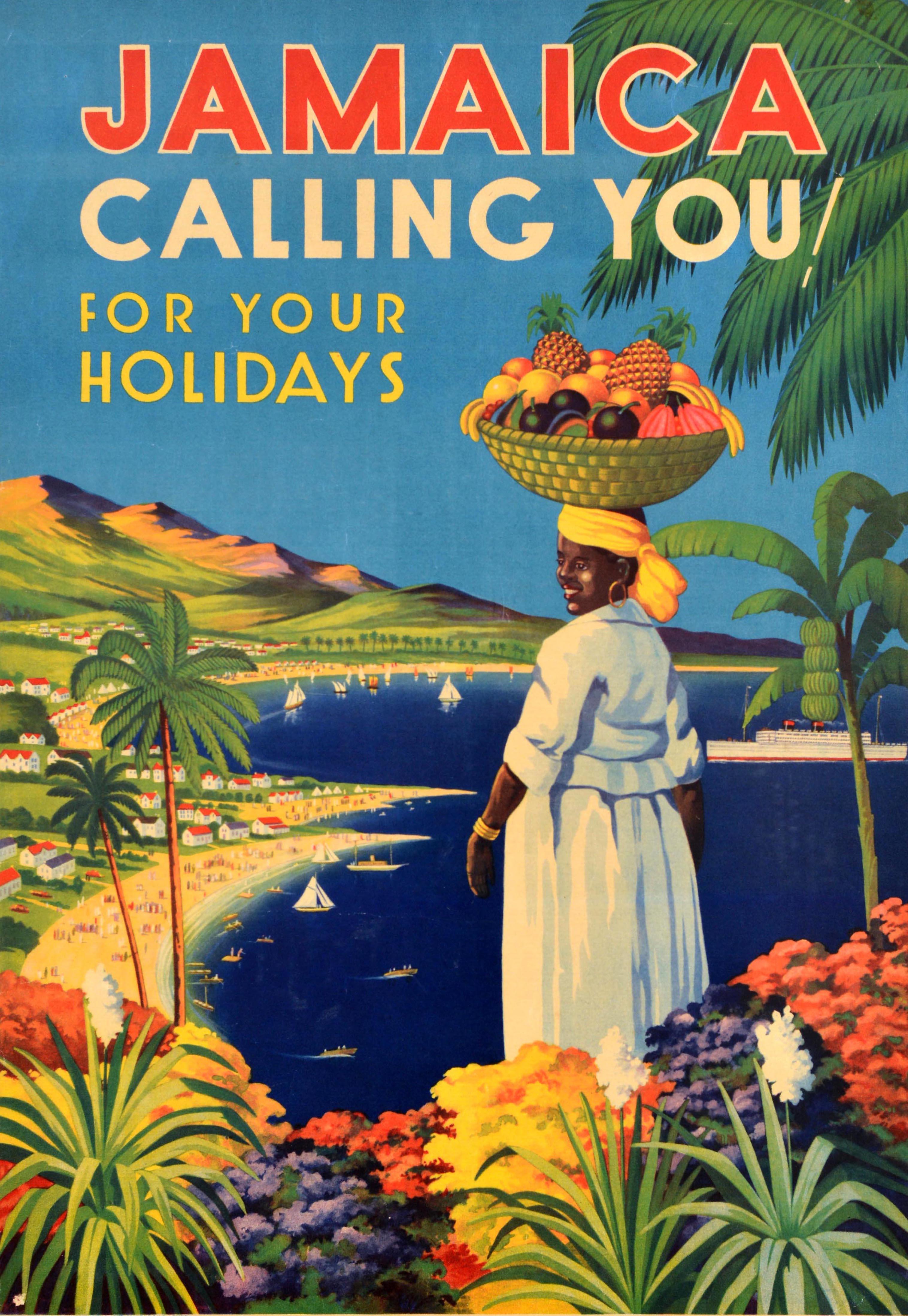 Original Vintage-Reiseplakat für die Karibik - Jamaica Calling You for Your Holidays - mit einem hellen und farbenfrohen Kunstwerk einer lächelnden Dame, die einen Obstkorb auf dem Kopf trägt, der mit Ananas, Bananen, Orangen und Guaven gefüllt ist,