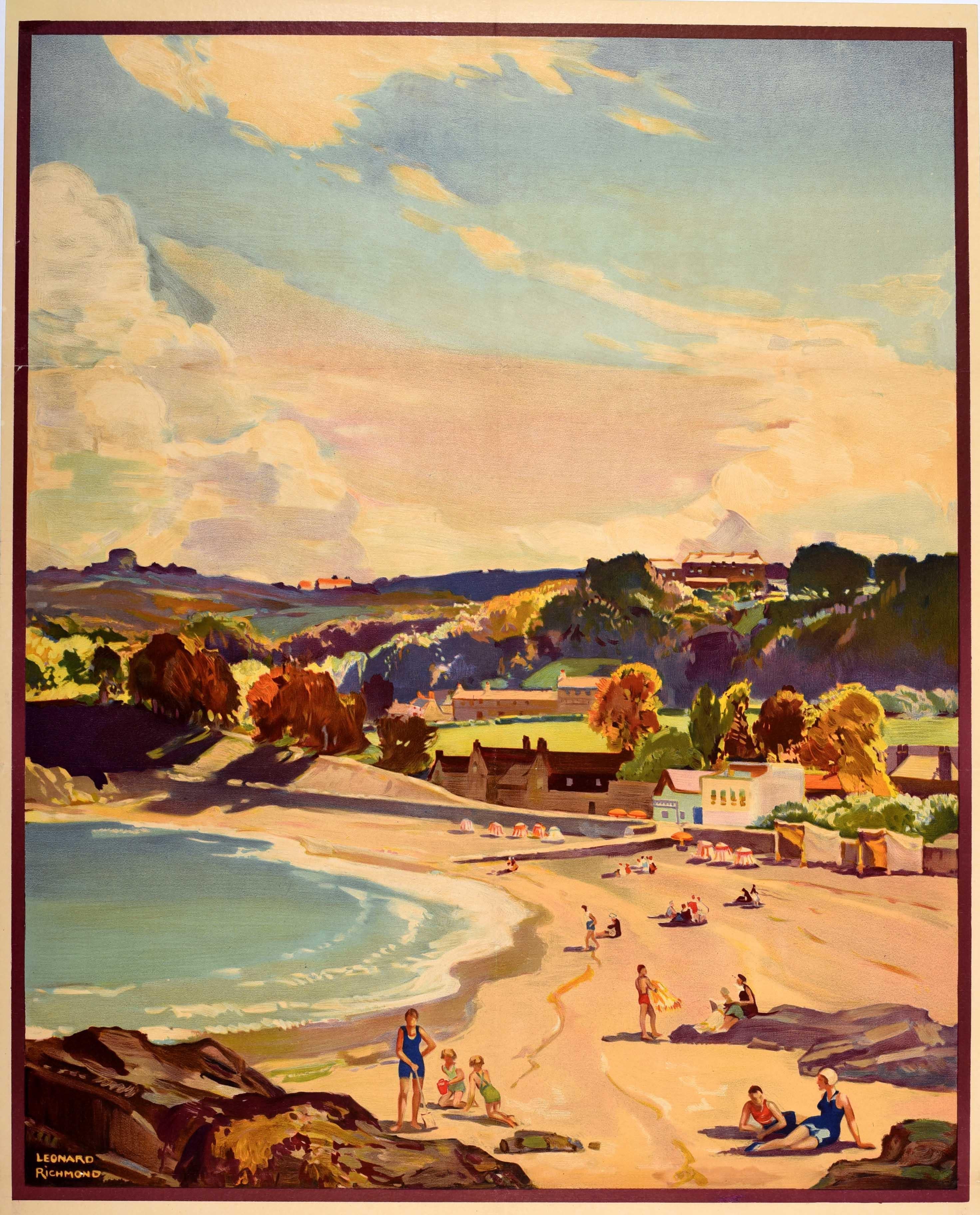 Affiche originale de voyage en train et en avion pour Jersey Sunshine Sands Scenery comprenant une peinture de campagne colorée de Leonard Richmond (1889-1965) montrant des gens au bord de la mer en maillots de bain prenant des bains de soleil et se