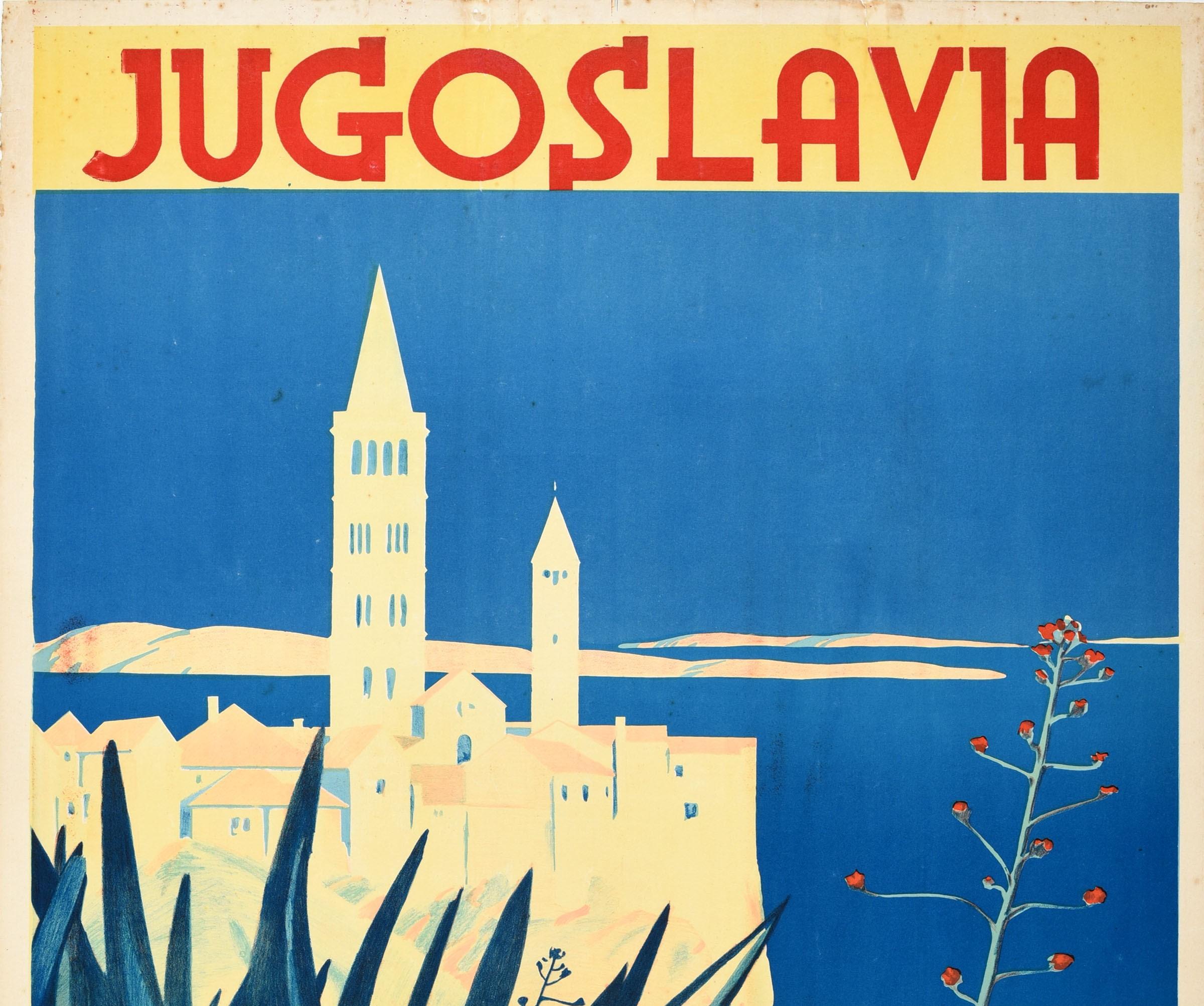 Affiche de voyage vintage originale pour Putnik Jugoslavie / Yougoslavie présentant une vue imprenable des bâtiments historiques sur la mer bleue avec des collines au loin et des plantes au premier plan, le texte du titre en rouge gras et les