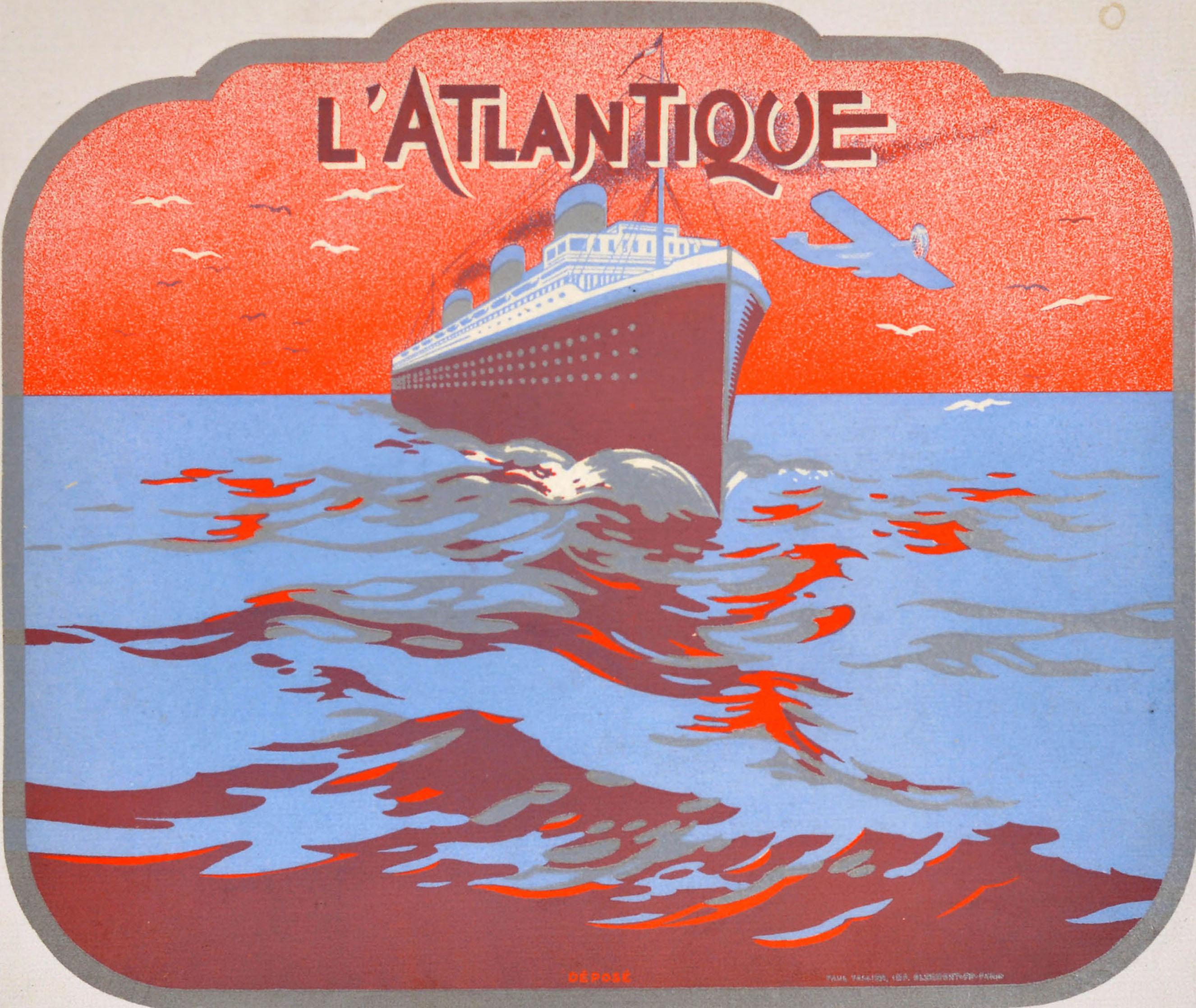 Original Vintage-Reiseplakat - L'Atlantique - mit einem großartigen Bild des Dampfschiffs, das dem Betrachter auf dem Meer entgegenfährt, das sich auf den blauen Wasserwellen mit Möwen und einem Propellerflugzeug spiegelt, das auf dem roten