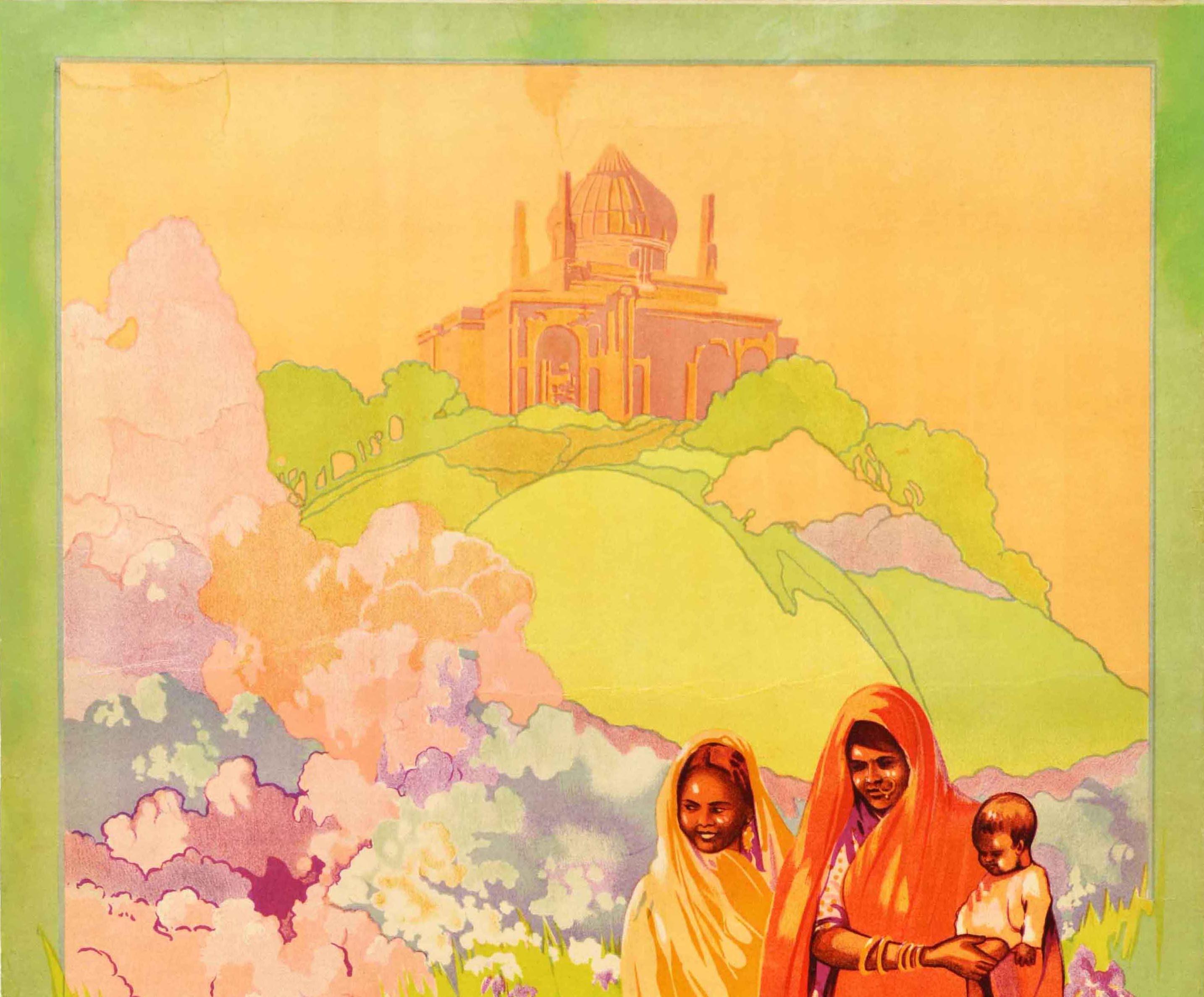 Affiche originale de voyage vintage pour Lucknow, la ville des jardins, dans l'Uttar Pradesh, en Inde. On y voit deux dames en vêtements traditionnels, l'une tenant un jeune bébé sur le côté, marchant dans un champ d'iris violets et d'herbe devant