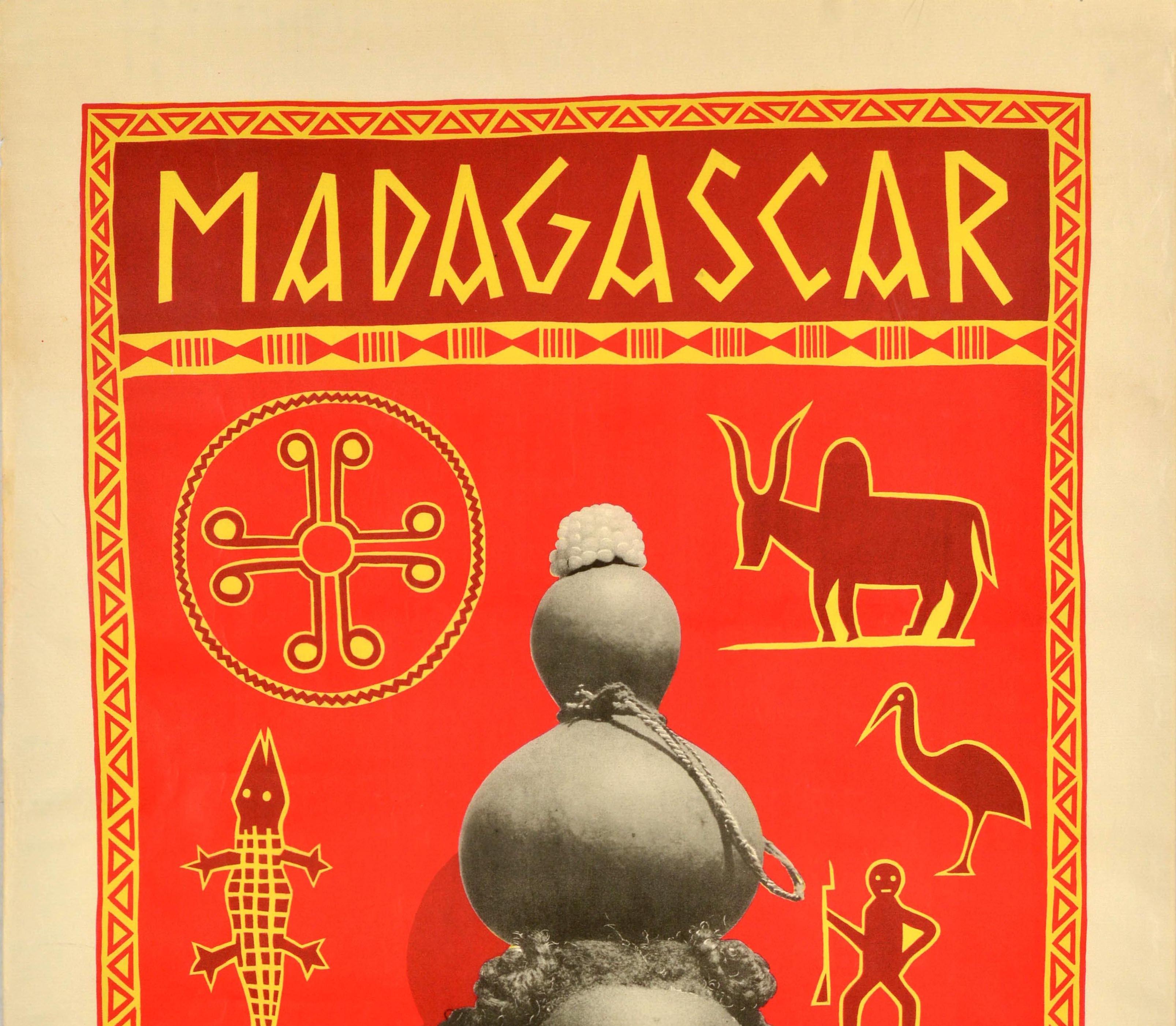 Affiche de voyage vintage originale pour Madagascar présentant une photographie en noir et blanc d'une dame tenant un tapis de tapisserie tissé sur son épaule et portant sur sa tête un pot en forme de calebasse entouré d'une ficelle, sur un fond