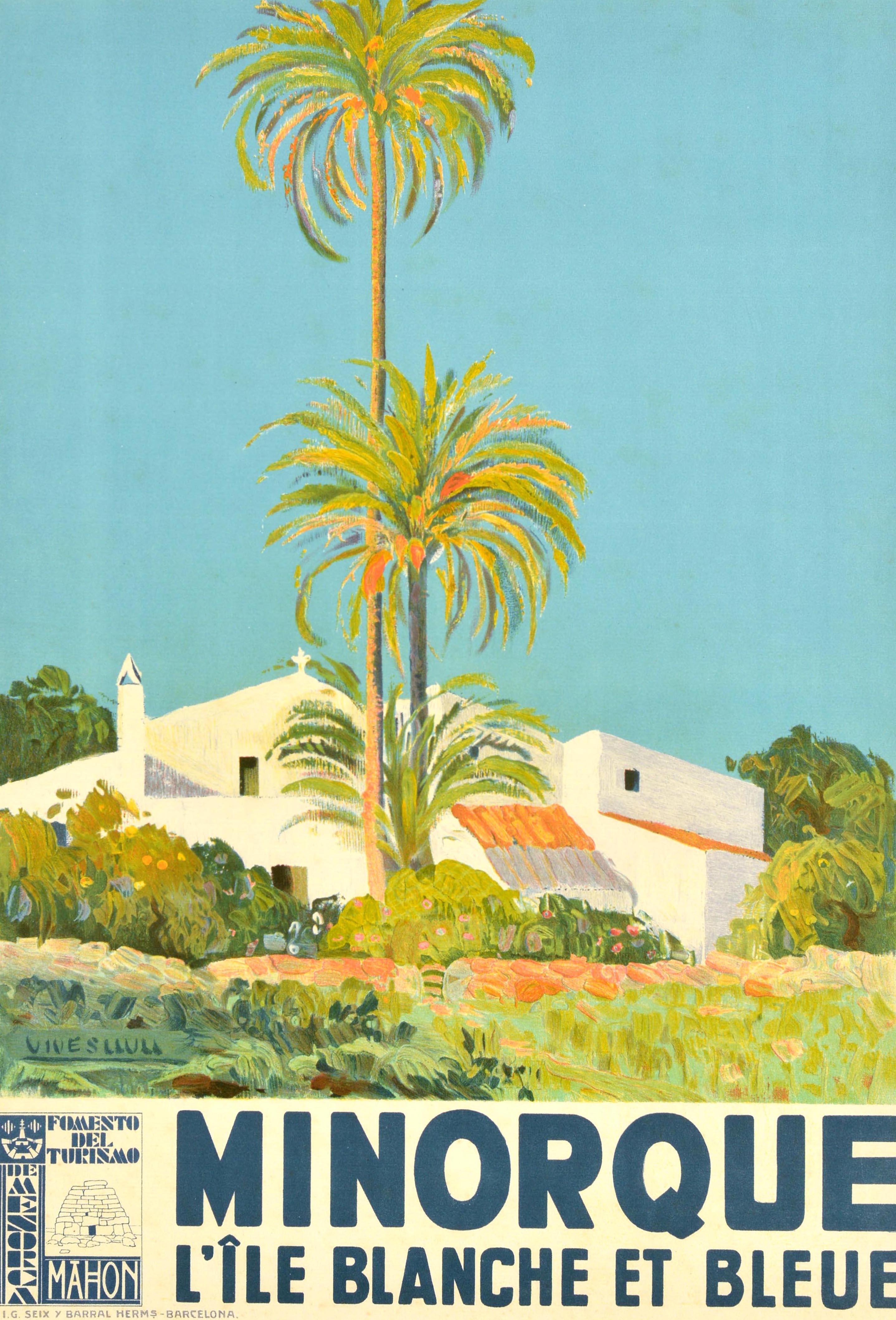 Poster di viaggio originale d'epoca per Minorca L'isola Bianca e Blu / Minorque L'île Blanche Et Bleue con un'opera d'arte di Juan Vives Llull (1901-1982) che raffigura un edificio tradizionale bianco con il tetto di tegole immerso tra cespugli