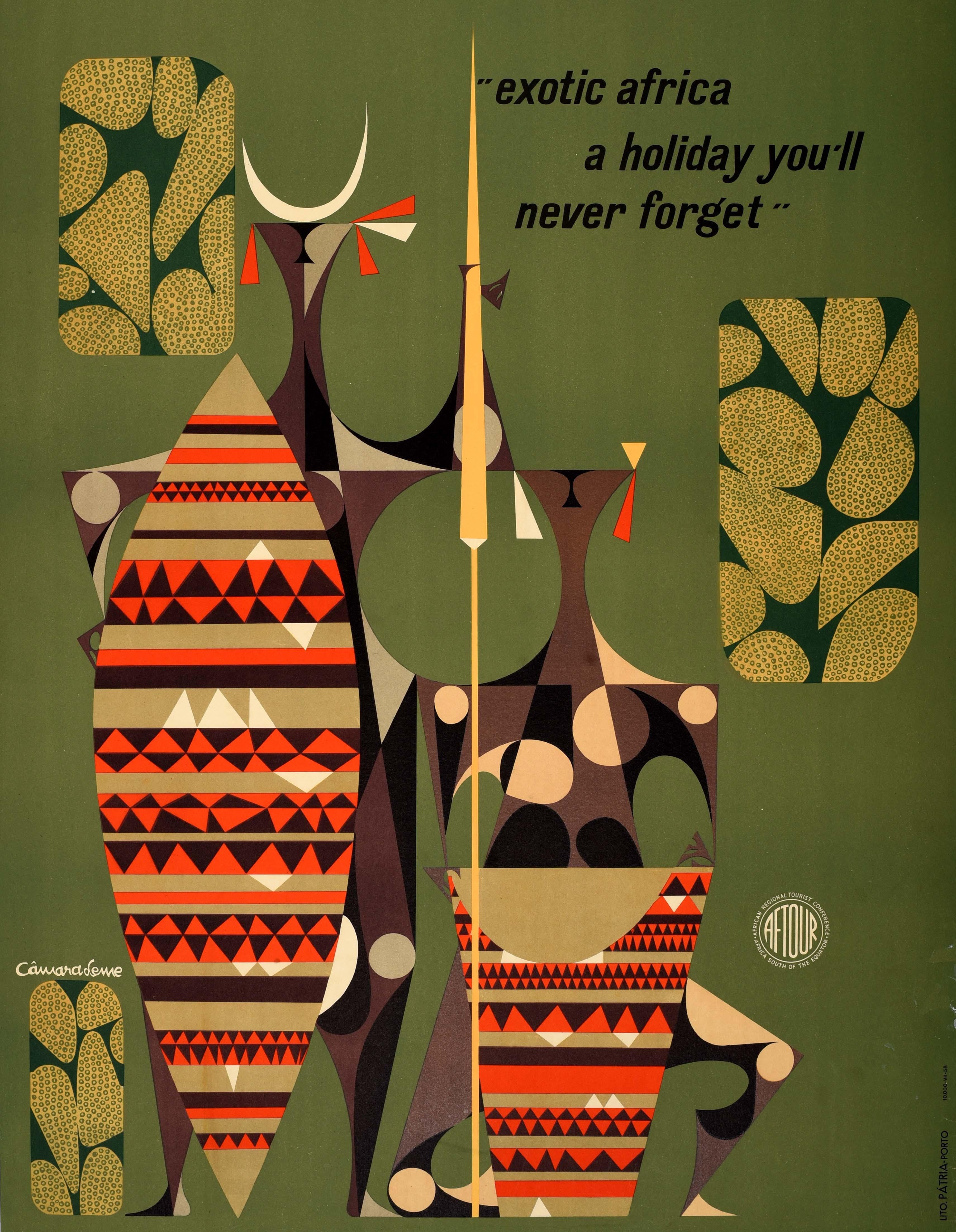 Poster di viaggio originale d'epoca per il Mocambico / Mozambico Angola Exotic Africa A Holiday You'll Never Forget con una colorata illustrazione astratta di tribù africane, una che tiene uno scudo e una lancia e l'altra dietro un tamburo, su uno