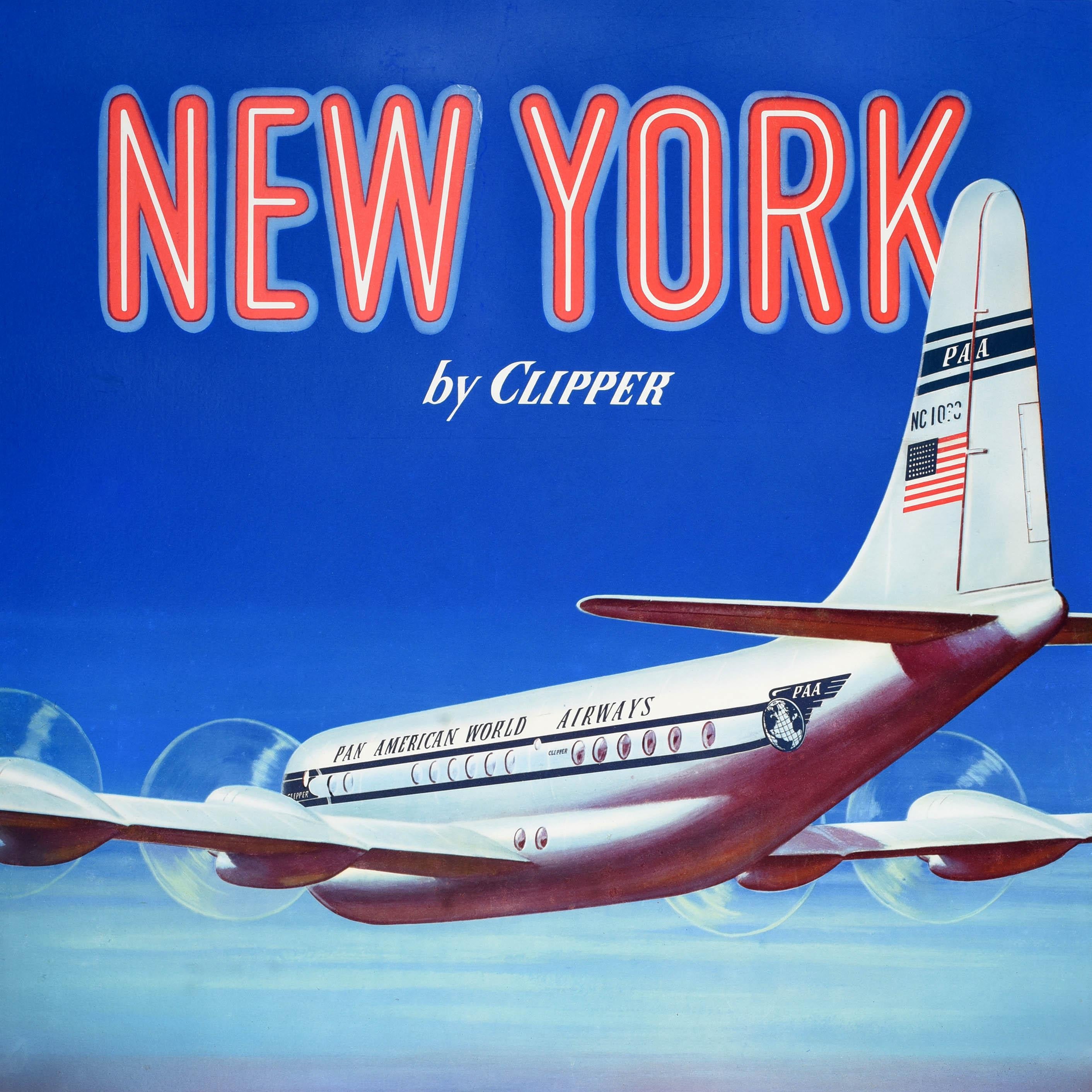 Affiche de voyage originale de la PanAm - New York by Clipper Pan American World Airways The World's Most Experienced Airline - présentant une superbe image d'un avion à hélice marqué du drapeau américain à bandes et étoiles et du logo du globe de