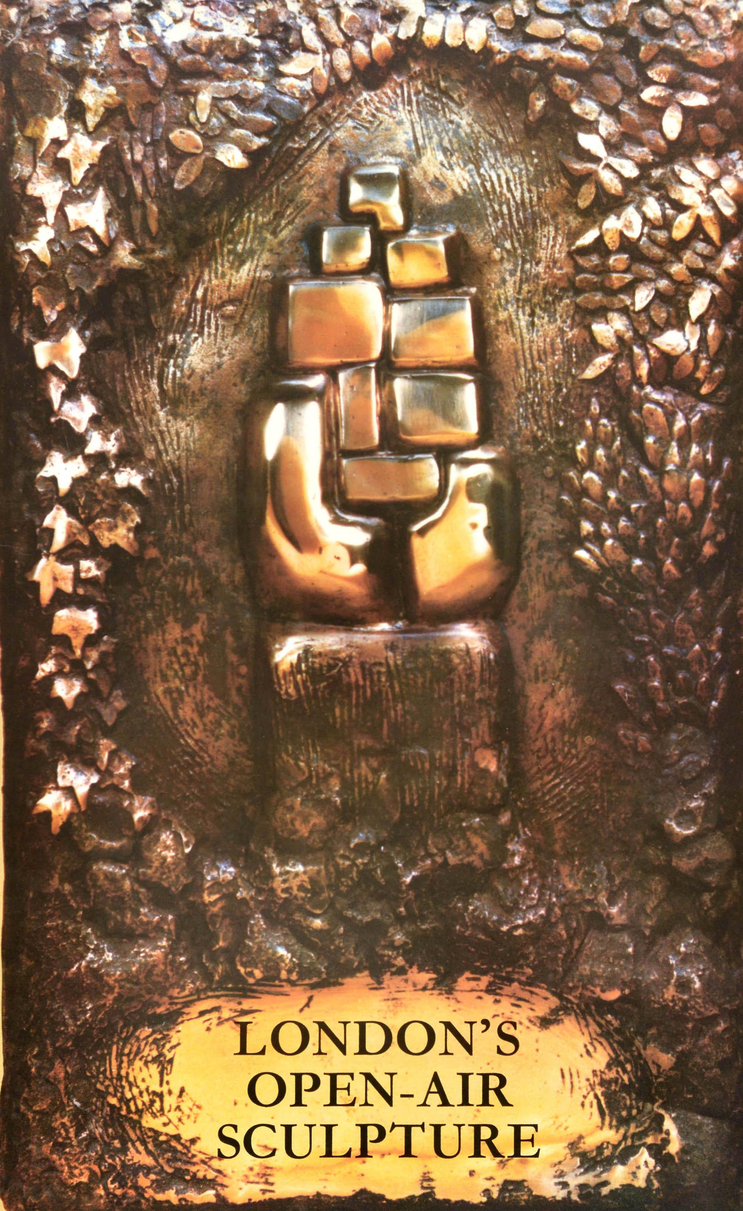 Poster originale d'epoca dei trasporti di Londra - London's Open-Air Sculpture - con una fotografia di una scultura in bronzo di Geraldine Knight (1932-2008) con il testo e il logo rotondo della metropolitana di Londra sotto. Stampato da Cook