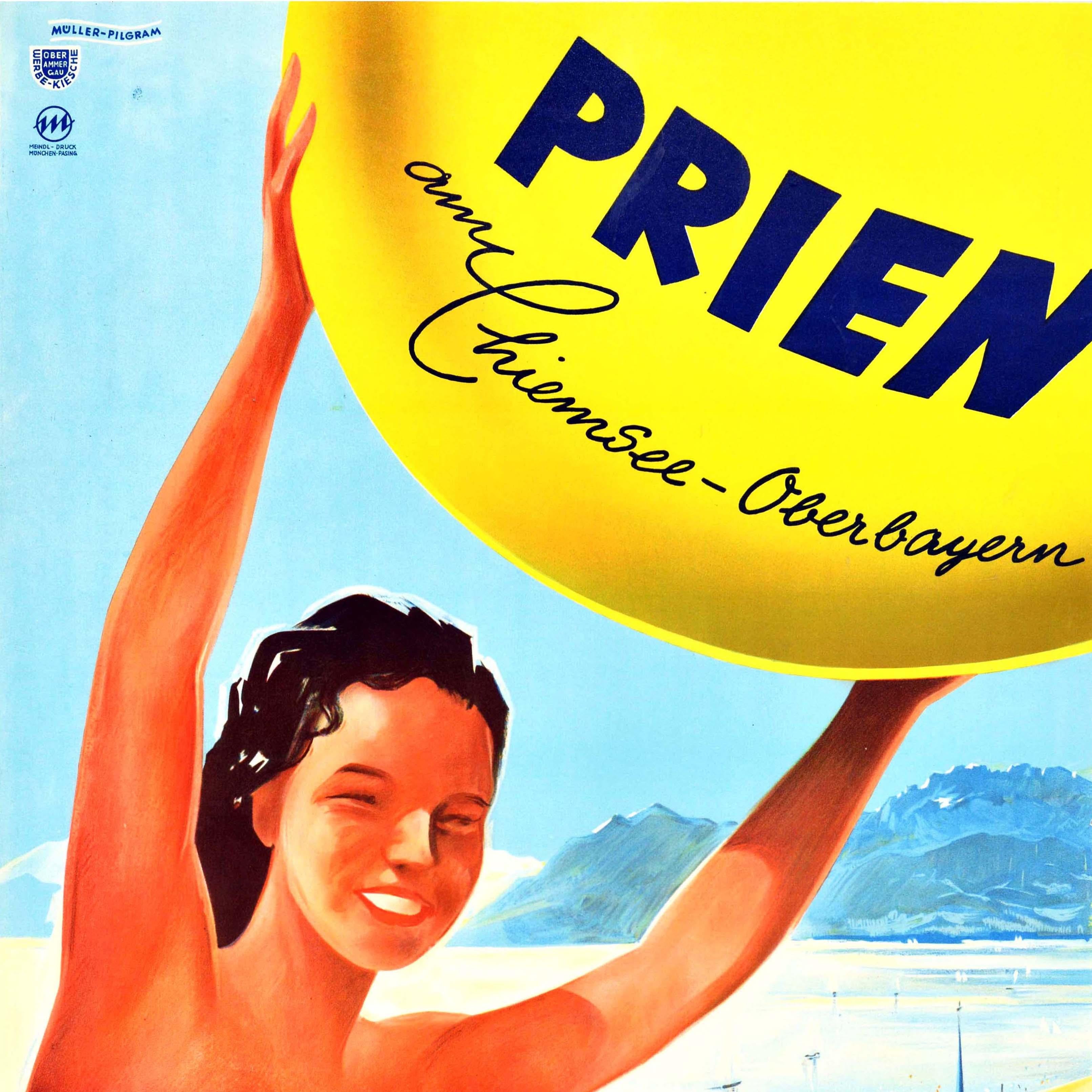Affiche de voyage vintage originale pour Prien am Chiemsee Oberbayern Bavaria Germany représentant une dame souriante en maillot de bain rouge tenant un grand ballon de plage jaune au-dessus de sa tête avec une vue de la ville montrant une église et