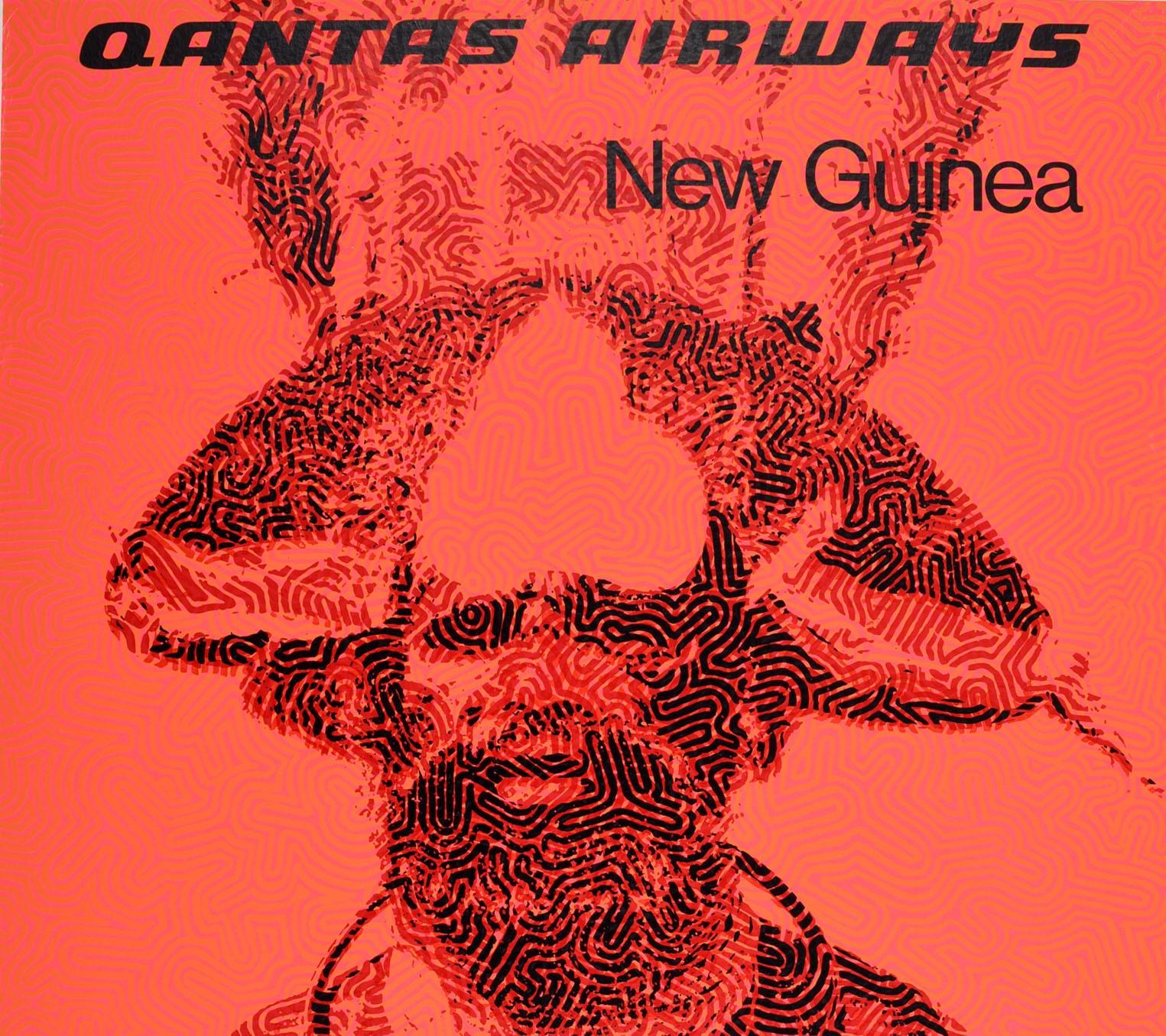 Original-Reiseplakat für Neuguinea, herausgegeben von Qantas Airways, mit einem traditionellen Bild eines Mannes vor einem rosa schattierten Hintergrund. Die Insel Neuguinea gehört zu Melanesien und liegt im Pazifischen Ozean nördlich von