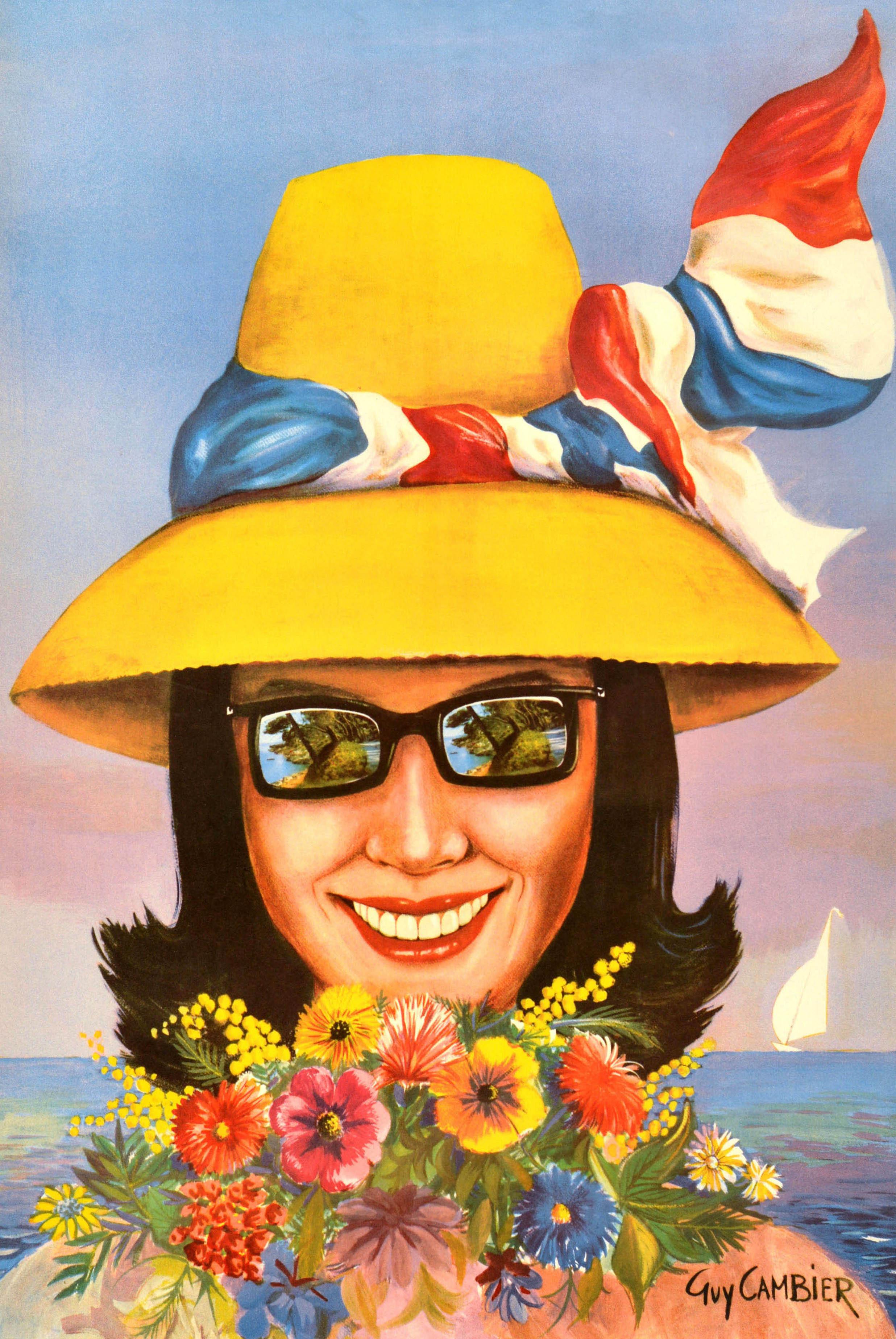 Poster di viaggio originale d'epoca per Roquebrune CAP Summers Riviera Cote d'Azur Francia con un'illustrazione colorata di una signora sorridente con un cappello estivo con la bandiera francese rossa, bianca e blu legata intorno, e occhiali da sole