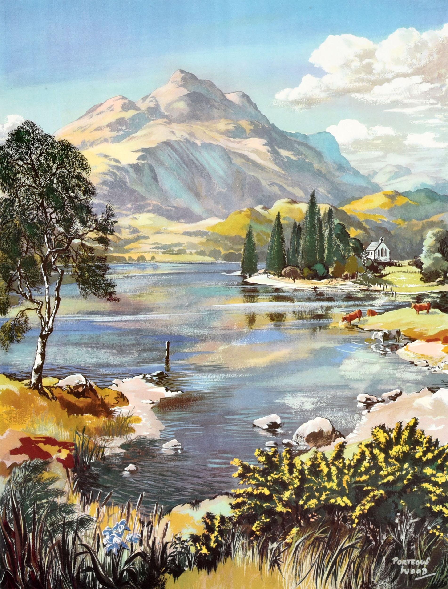 Original Vintage-Werbeplakat für Schottland, wo Sie immer willkommen sind, mit einem farbenfrohen Landschaftsgemälde des Aquarellmalers und Designers James Porteous Wood (1919-2005), das Loch Achray, umgeben von Bäumen und Sträuchern, mit einem