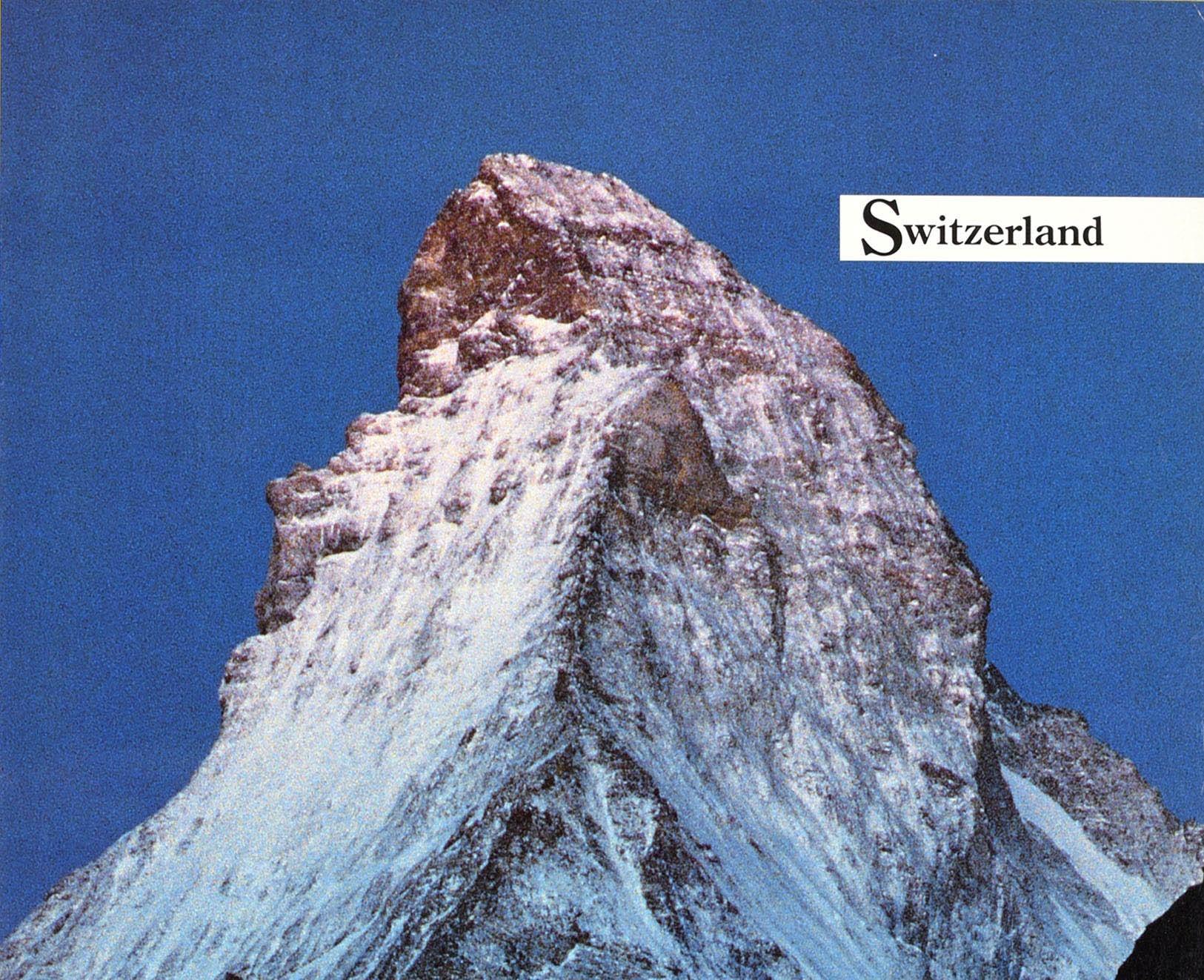 Original-Reiseplakat für die Schweiz, herausgegeben von Air Canada, mit einem Foto des schneebedeckten Matterhorns, das sich dramatisch gegen den blauen Himmel erhebt, mit Bäumen und Hügeln im Schatten im Vordergrund, dem Titel in schwarzen