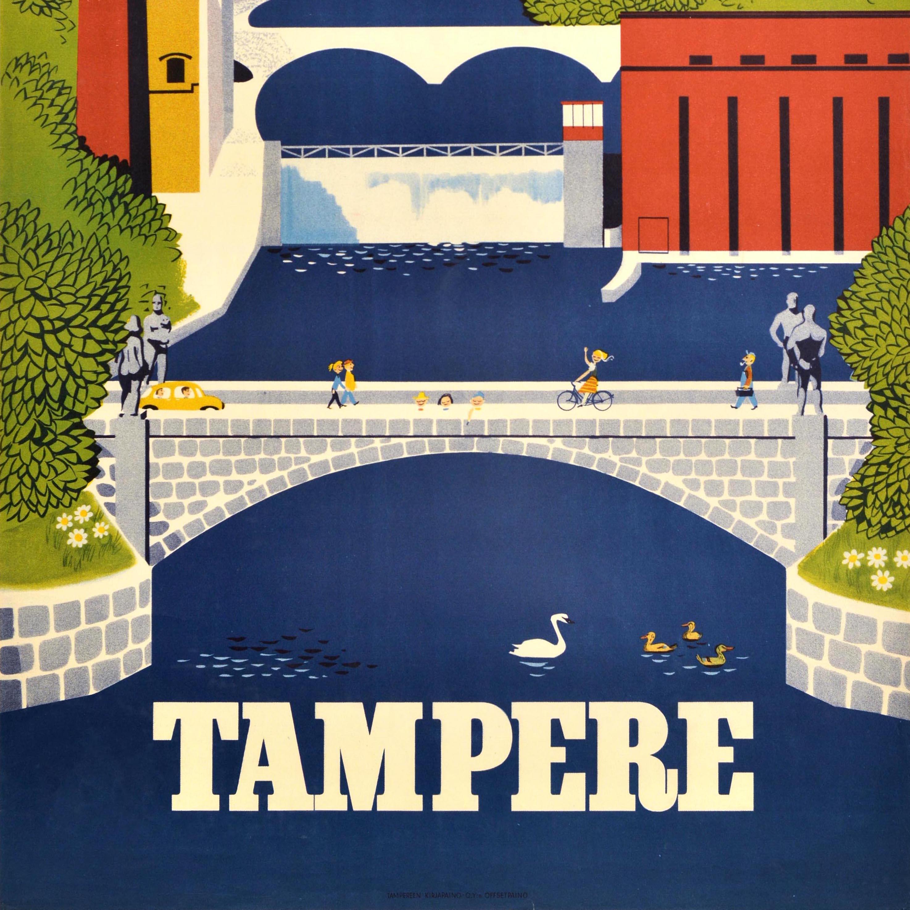 Affiche de voyage originale pour Tampere, conçue par Rolf Christianson (1928-1997), représentant des personnes marchant, conduisant ou faisant du vélo sur le pont de pierre Hameensilta (pont de Hame ; ouvert en 1929) avec ses statues aux deux